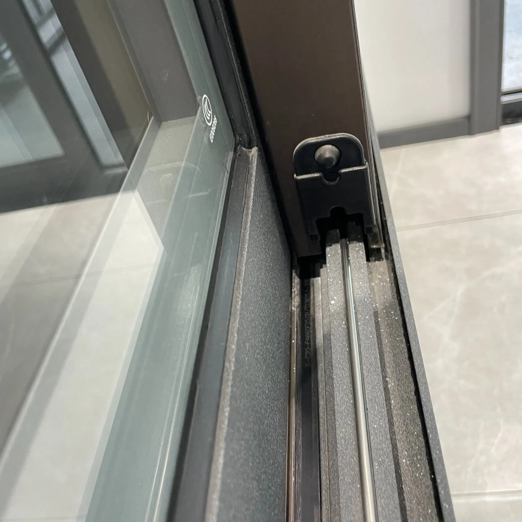 Ventanas de vidrio deslizantes verticales de aluminio negro americano con mosquitera