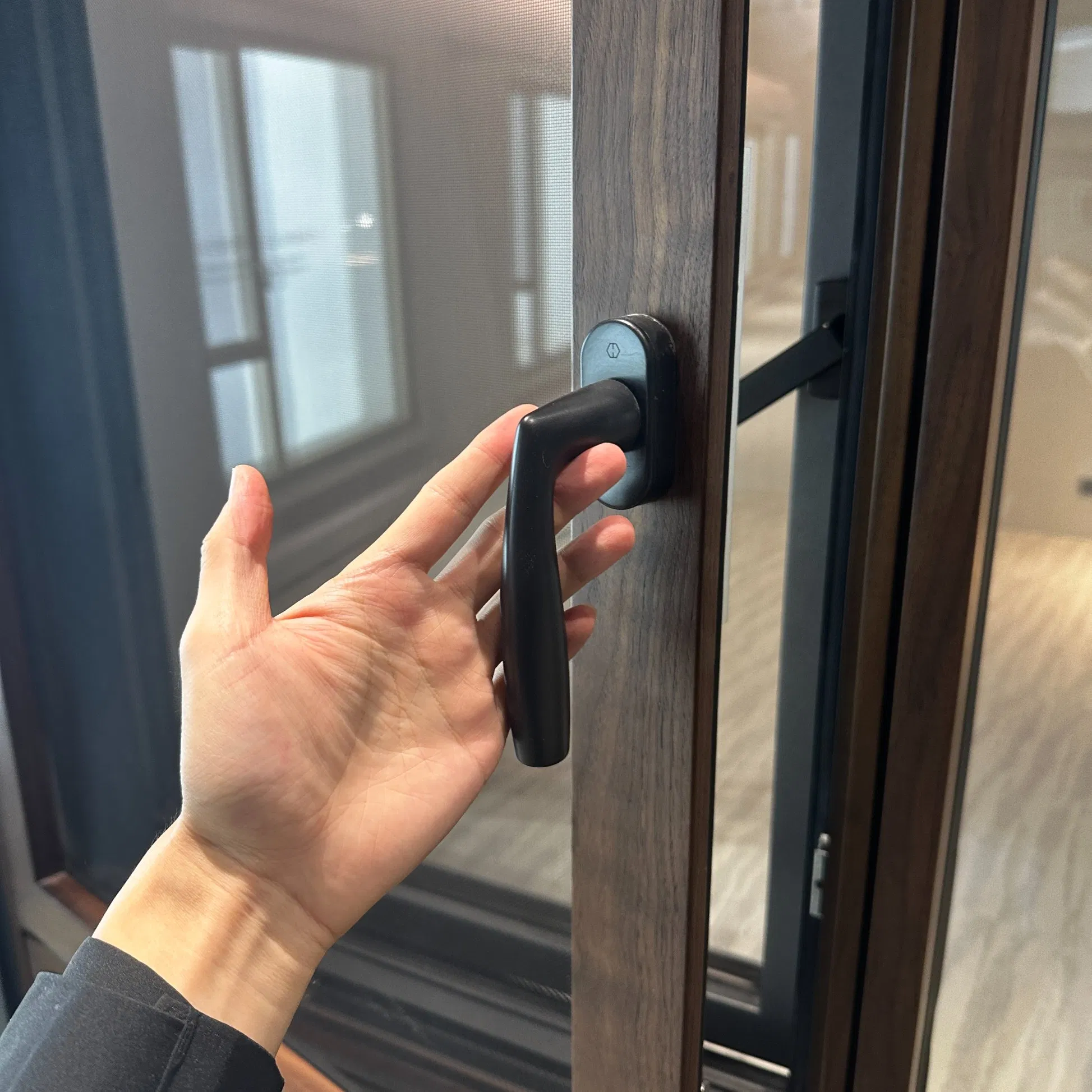 Ventana de casement oscilante de madera revestida de aluminio con vidrio de baja emisividad probado a prueba de agua