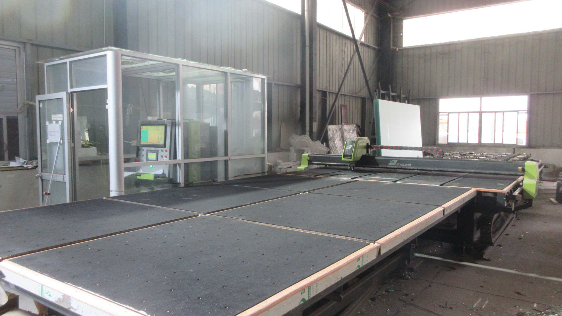 Proceso de corte de perfiles de aluminio en fábrica IHI Windows