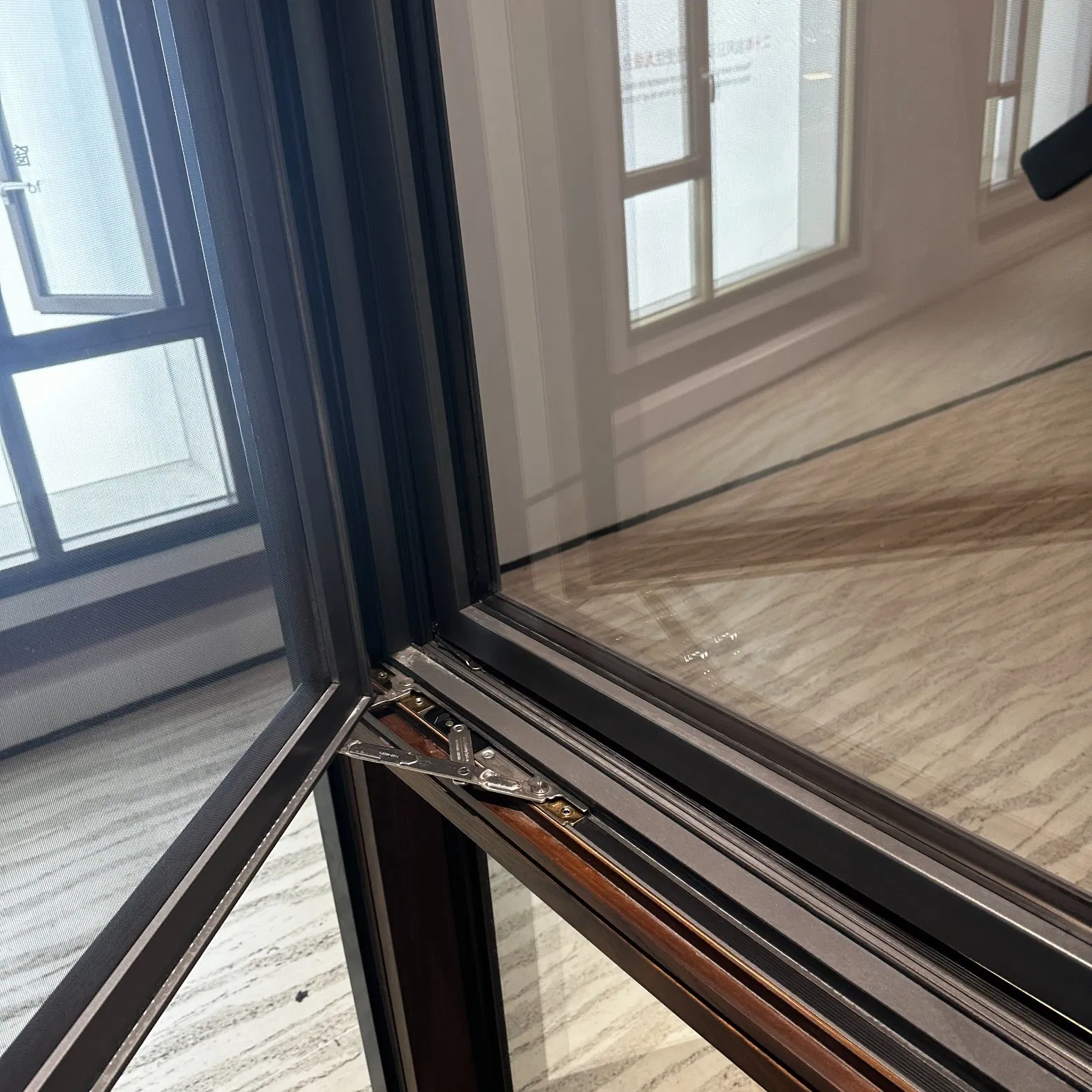 Ventana de casement oscilante de madera revestida de aluminio con vidrio de baja emisividad probado a prueba de agua