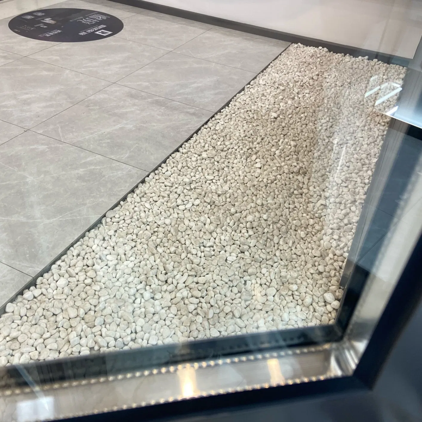 Ventanas de vidrio deslizantes verticales de aluminio negro americano con mosquitera