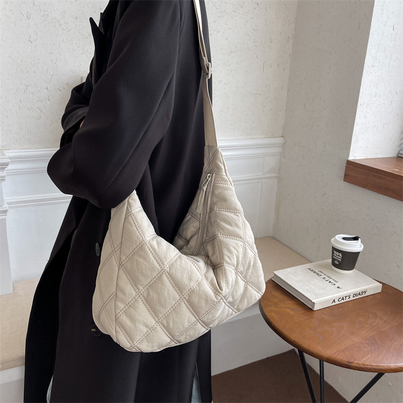 حقيبة كتف نسائية من قماش النايلون بلون الحلوى، تصميم جديد بسيط، حقيبة دملج مريحة، حقيبة نسائية مبطنة