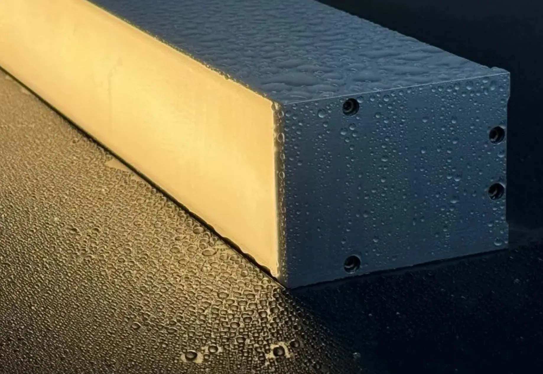 IP65 Waterproof LED Linear Light Fixture for Garage, Parking, Warehouse