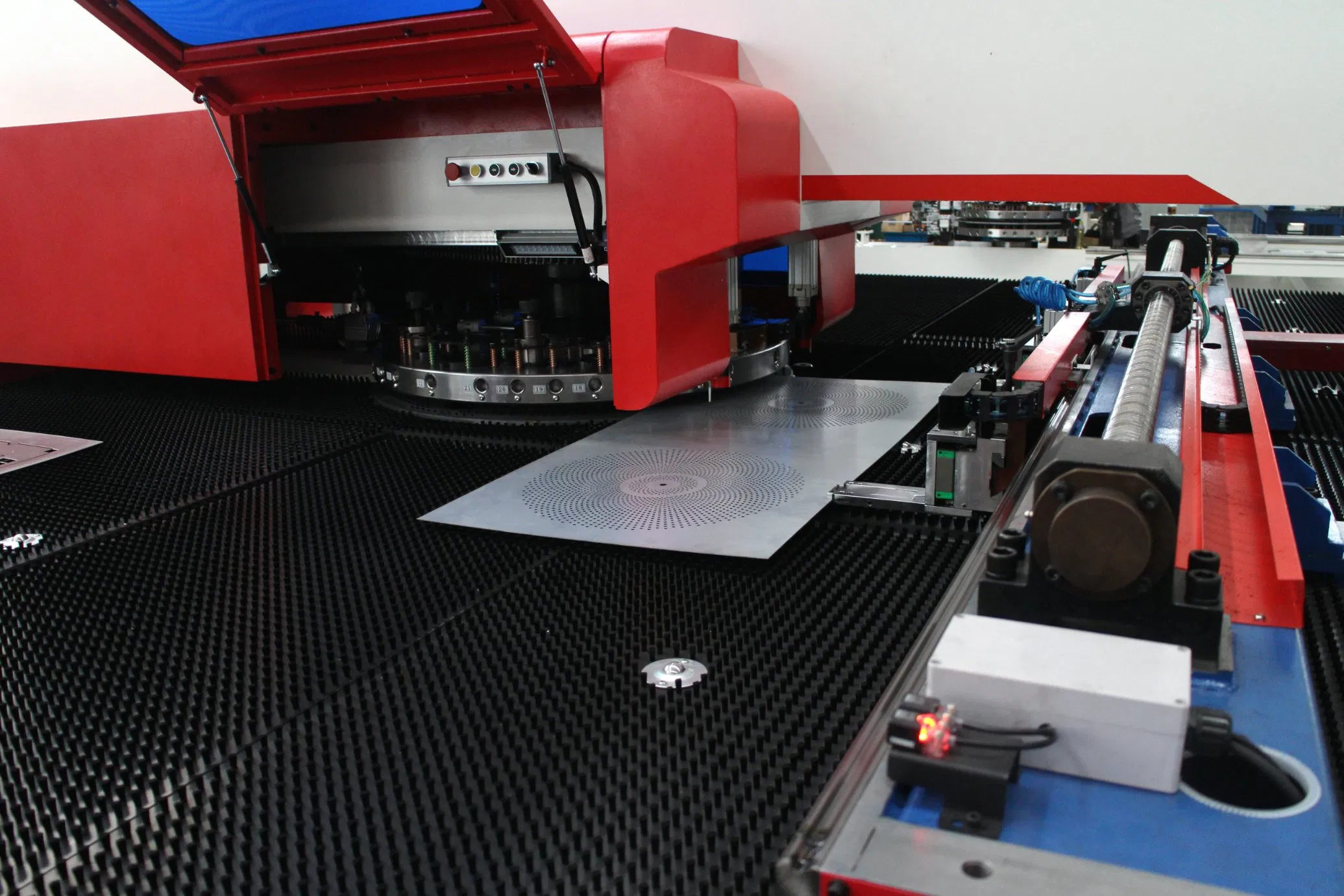 Punching Hole Holes Aluminum Aluminium Curtain Wall Drilling Metal Plate CNC Servo Turret Punch Press Machine /Turret Punching Machine /Turret Punch Machine