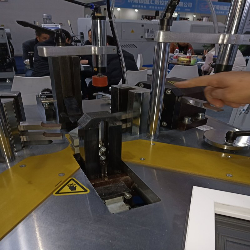 Hydraulic Corner Crimping Machine Aluminum Window Door Fabrication Machine Single Head Aluminum Corner Combining Machine Corner Combining Machine