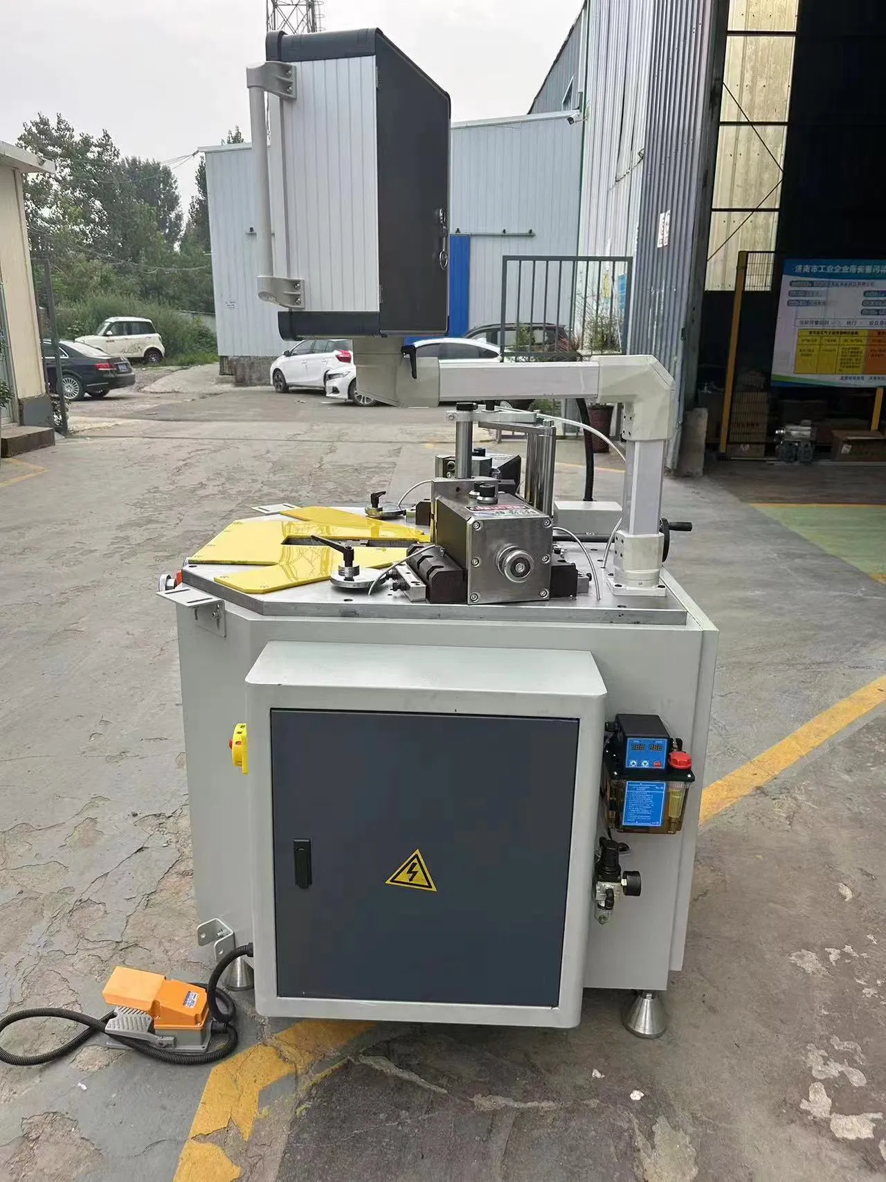 Automatic Aluminum Windows Corner Crimping Machine Corner Combining Machine for Windows Making