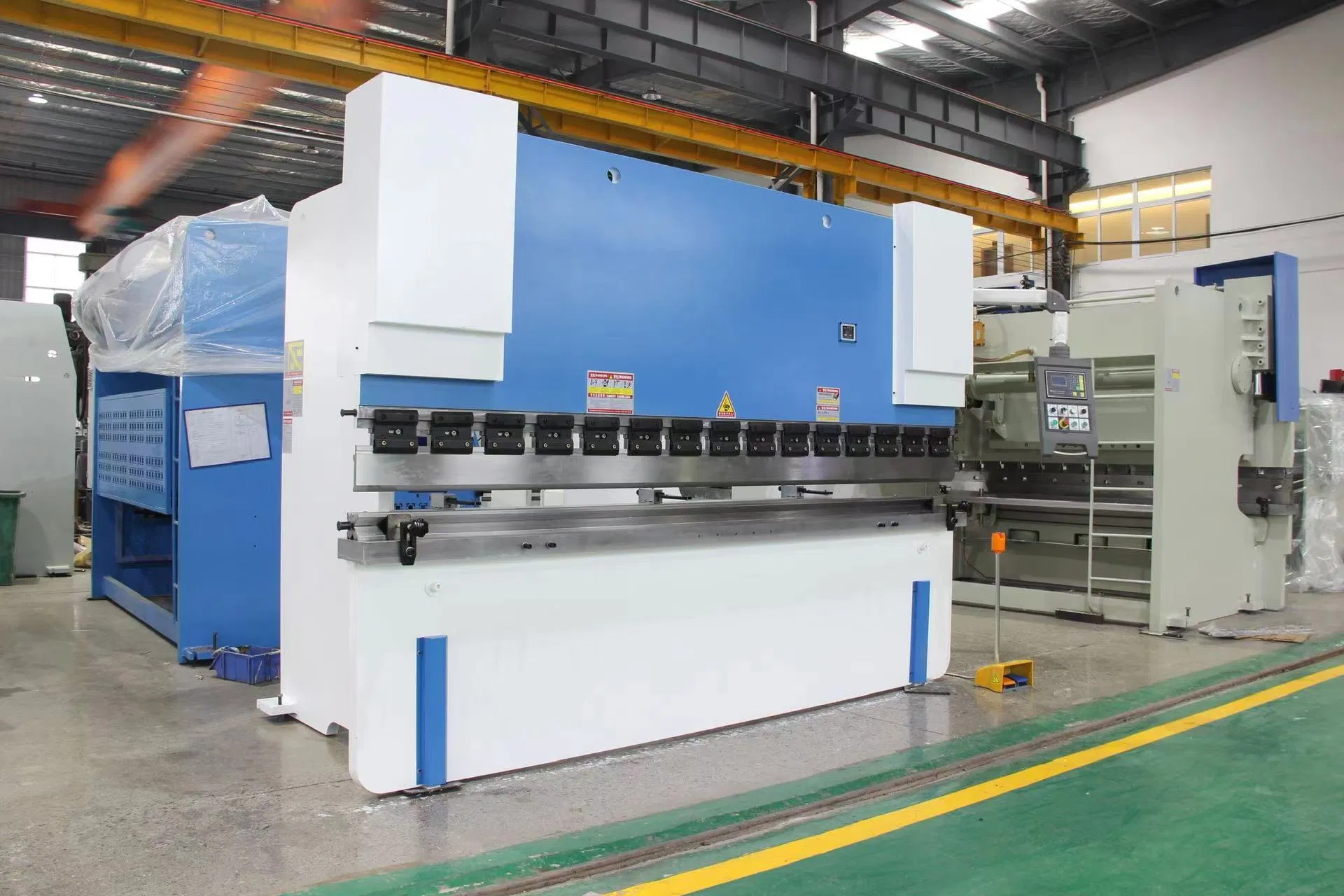 CNC Machine China Manufacturers CNC Mills and Lathes 0.02mm Repeatability X/Y/Z Lm-8sy Turning Milling Compound Center