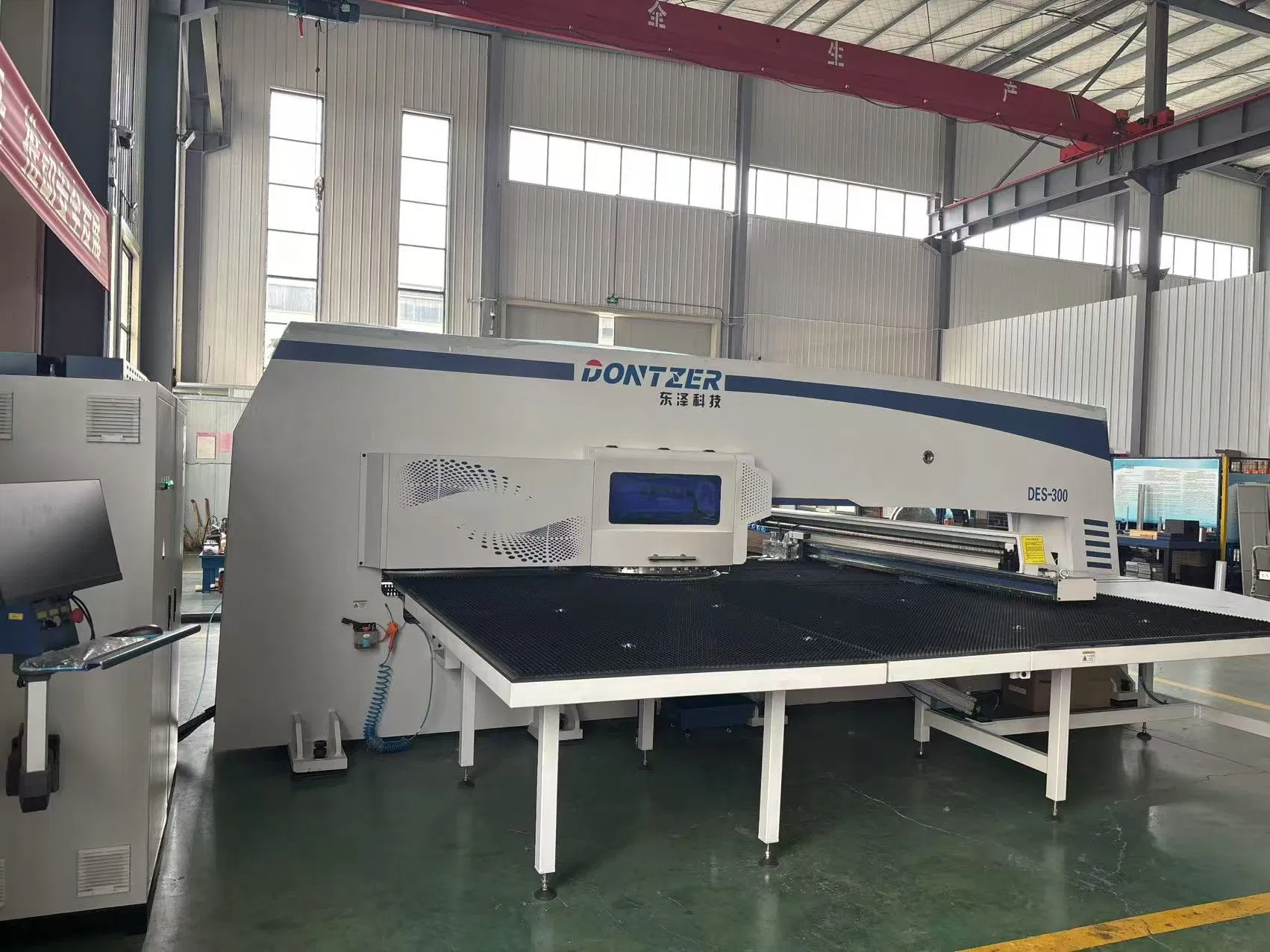 Perforating Cutting Stamping Tapping Drilling Sheet Metal Stainless Steel Aluminum Aluminium Alloy CNC Punch Press Machine /CNC Turret Punching Machine