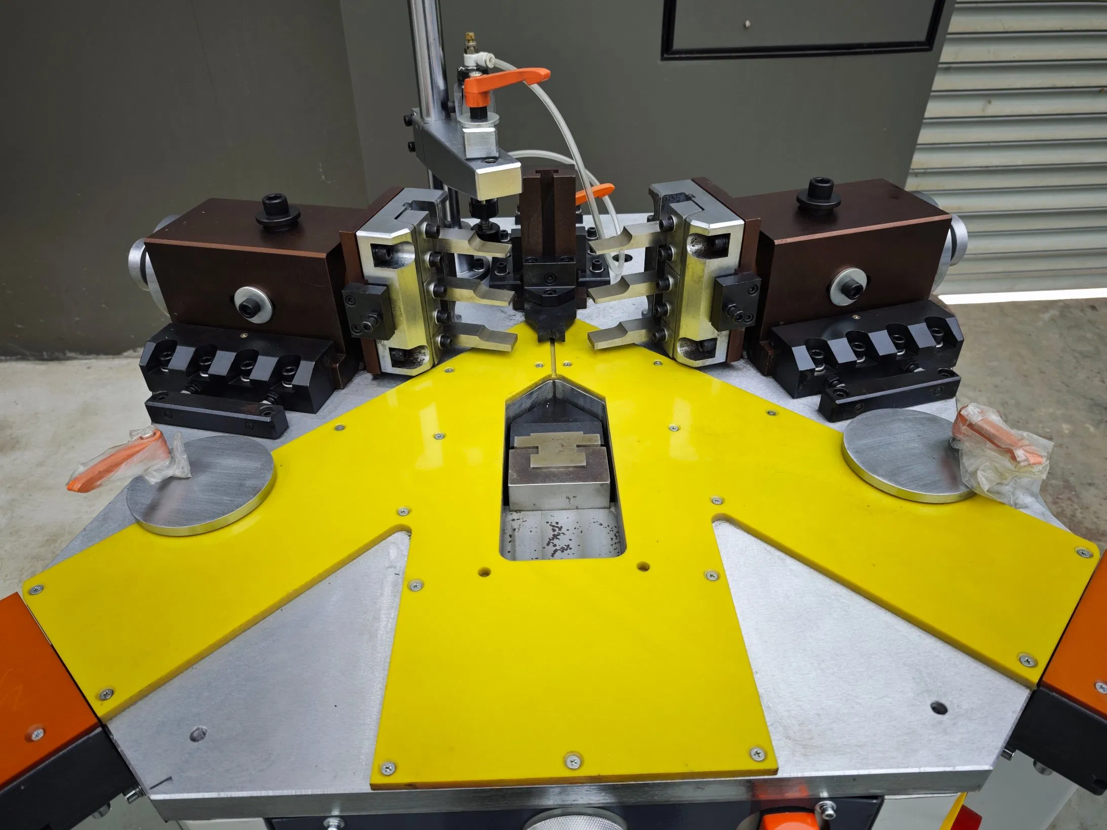 Hydraulic Corner Crimping Machine - High Precision Aluminum Window Door Profile Punching Riveting Equipment Template