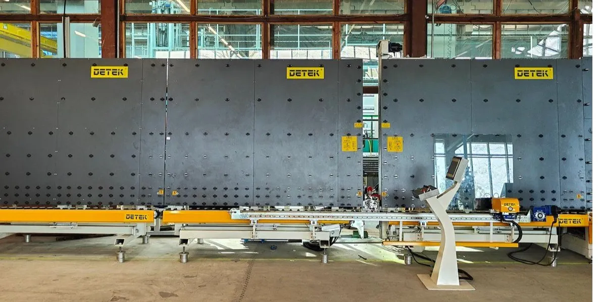 Automatic secondary sealant sealing robot