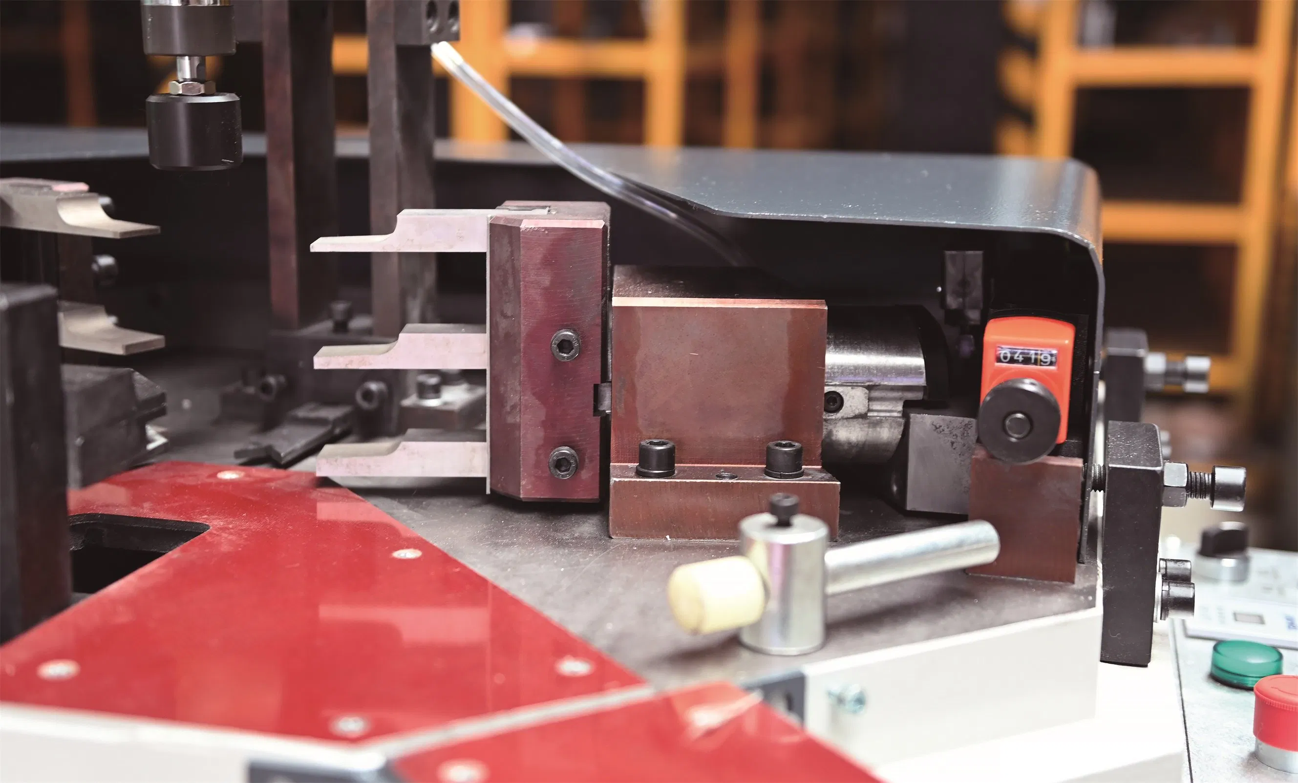 Lzj-a-120 Corner Crimping Machines Are Used for The Corner Bracket Type Riveting Connection of Aluminum Doors and Windows.