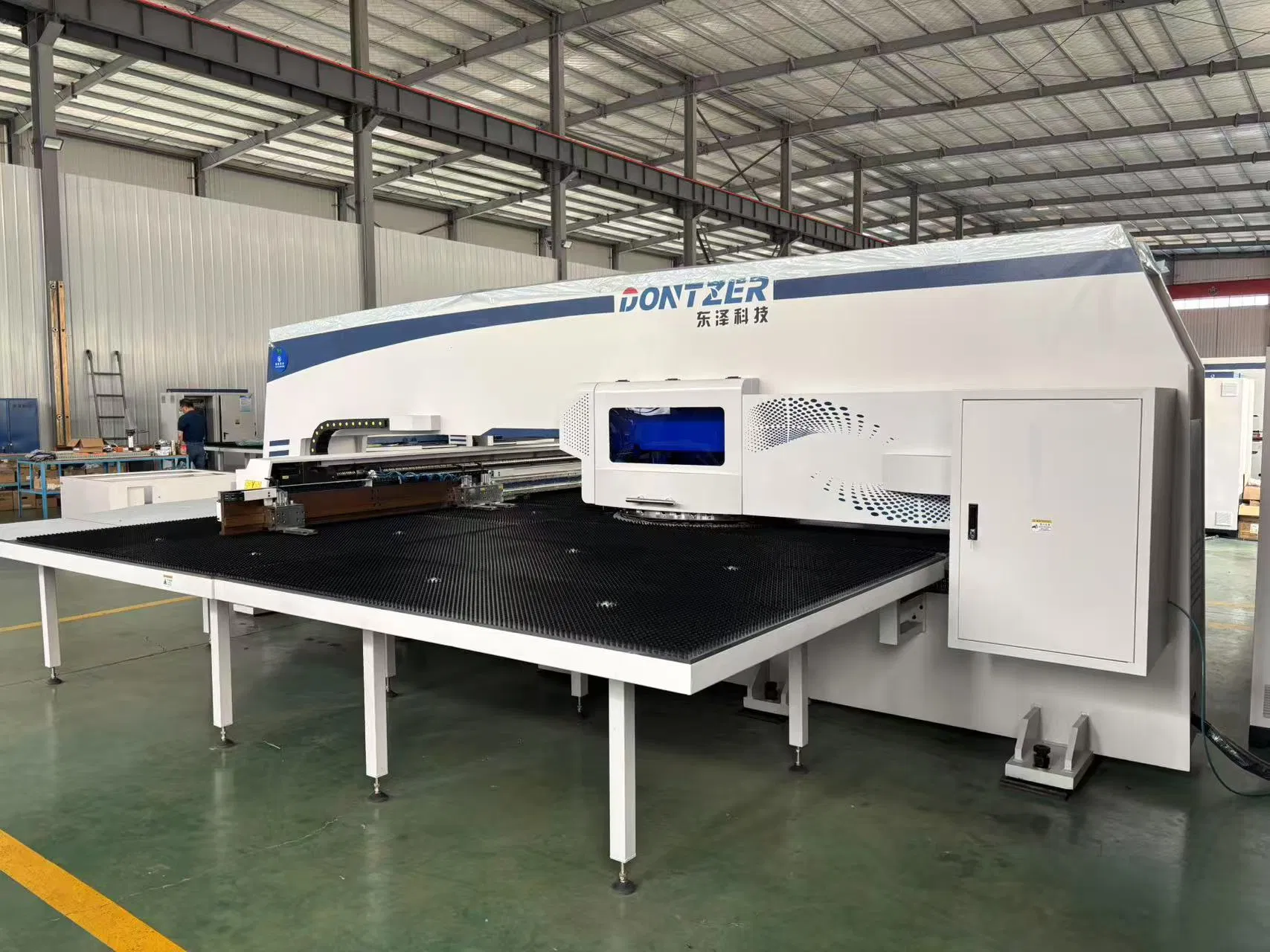 Perforating Cutting Stamping Tapping Drilling Sheet Metal Stainless Steel Aluminum Aluminium Alloy CNC Punch Press Machine /CNC Turret Punching Machine