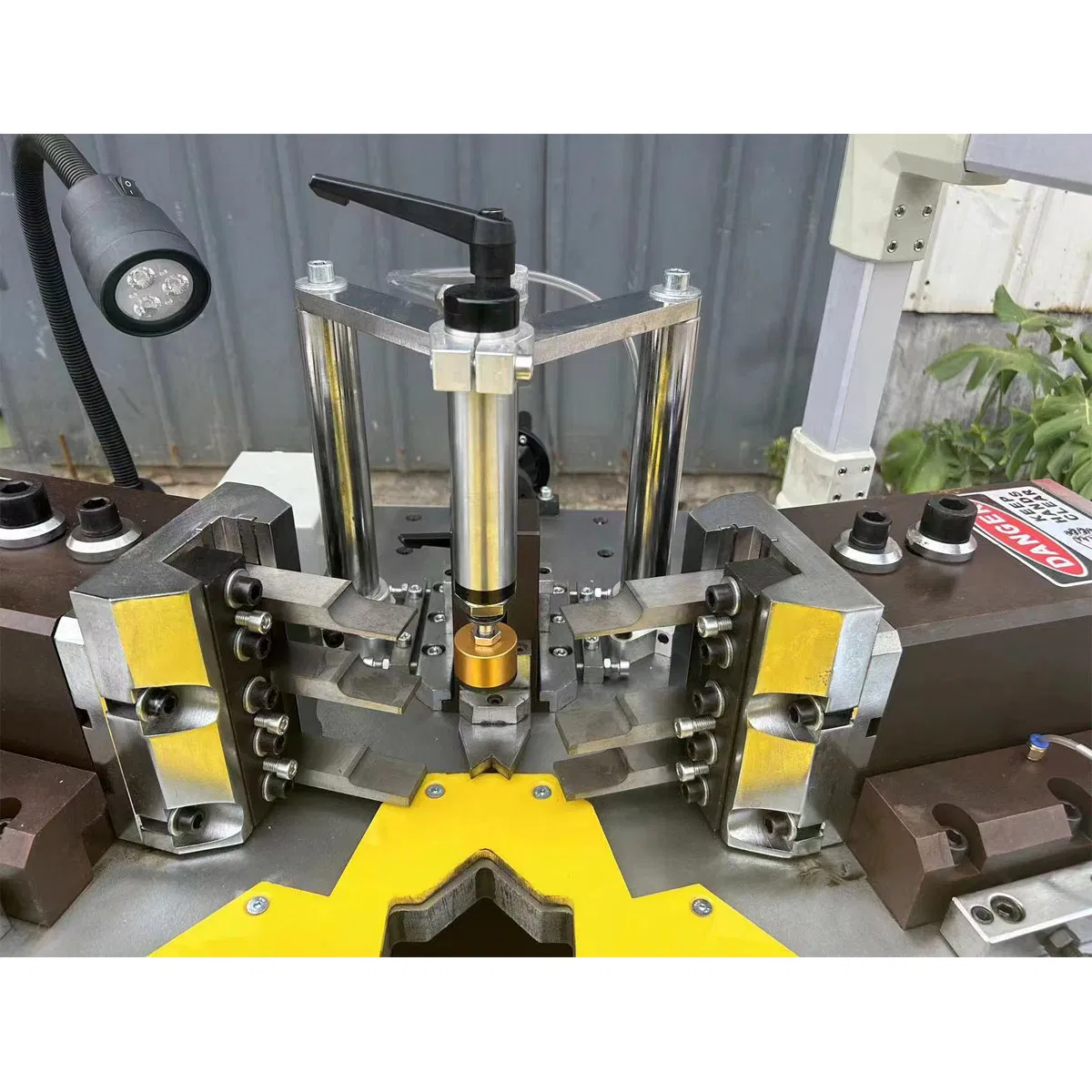 Automatic Aluminum Windows Corner Crimping Machine Corner Combining Machine for Windows Making