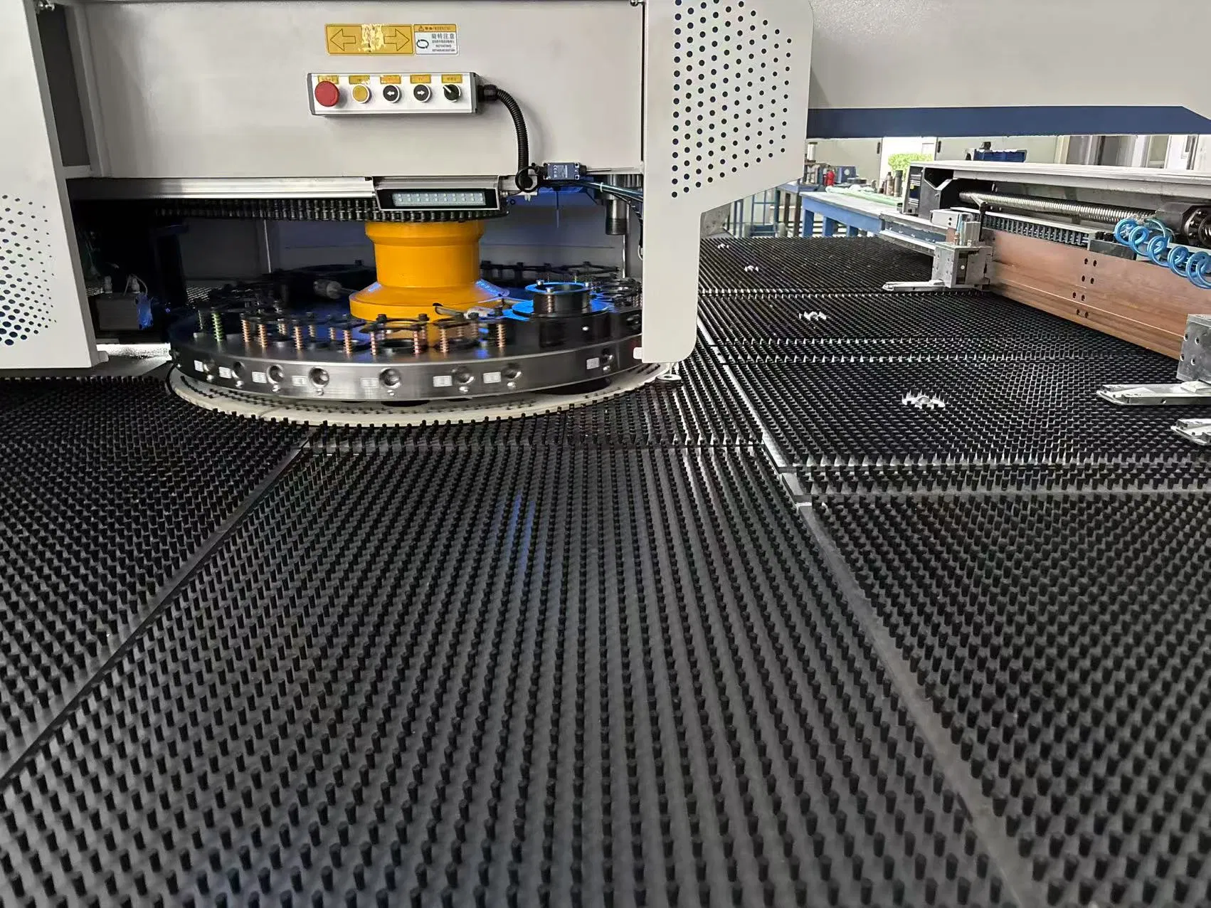 Perforating Cutting Stamping Tapping Drilling Sheet Metal Stainless Steel Aluminum Aluminium Alloy CNC Punch Press Machine /CNC Turret Punching Machine