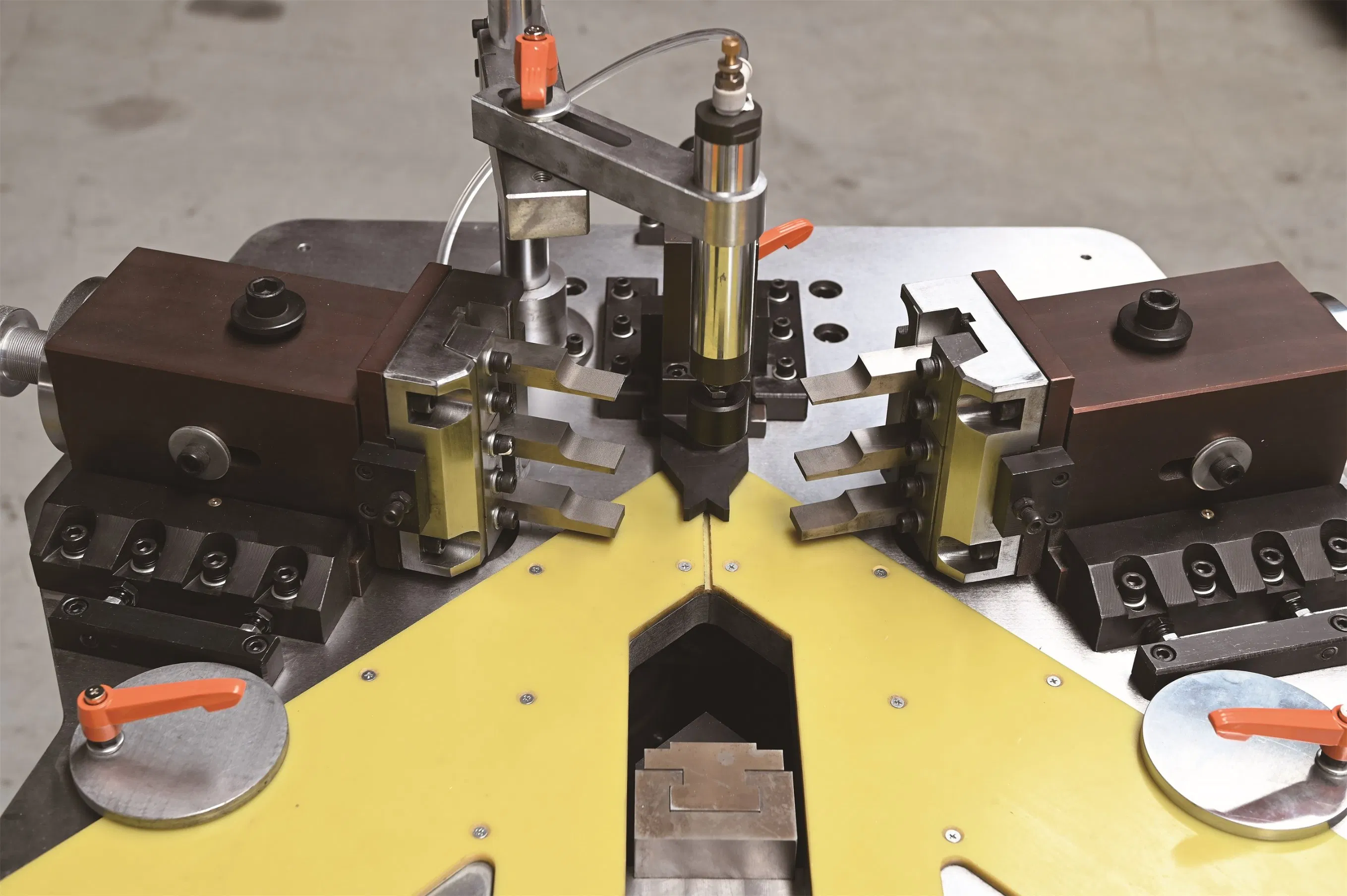 Hydraulic Corner Crimping Machine - High Precision Aluminum Window Door Profile Punching Riveting Equipment Template