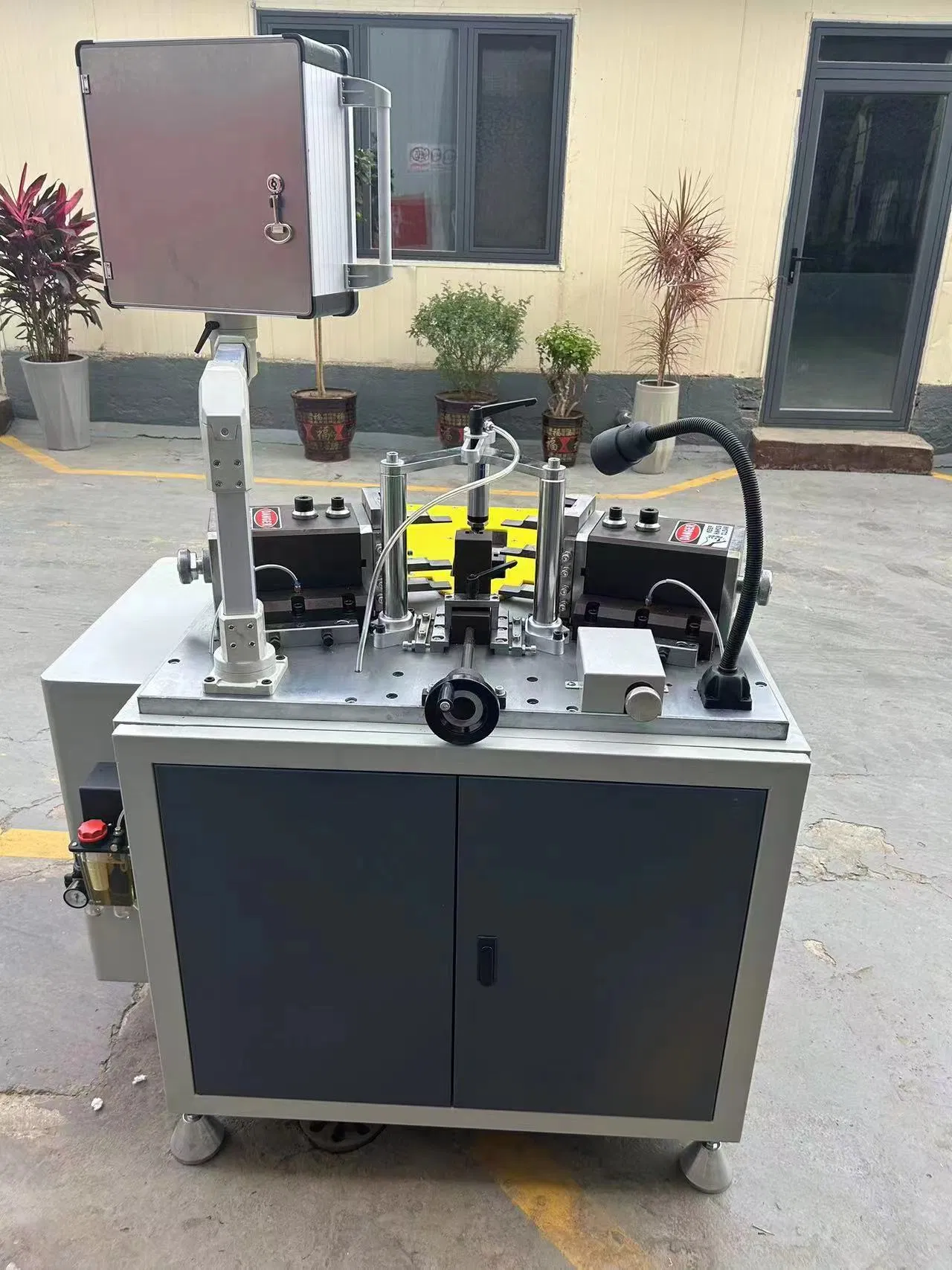Automatic Aluminum Windows Corner Crimping Machine Corner Combining Machine for Windows Making