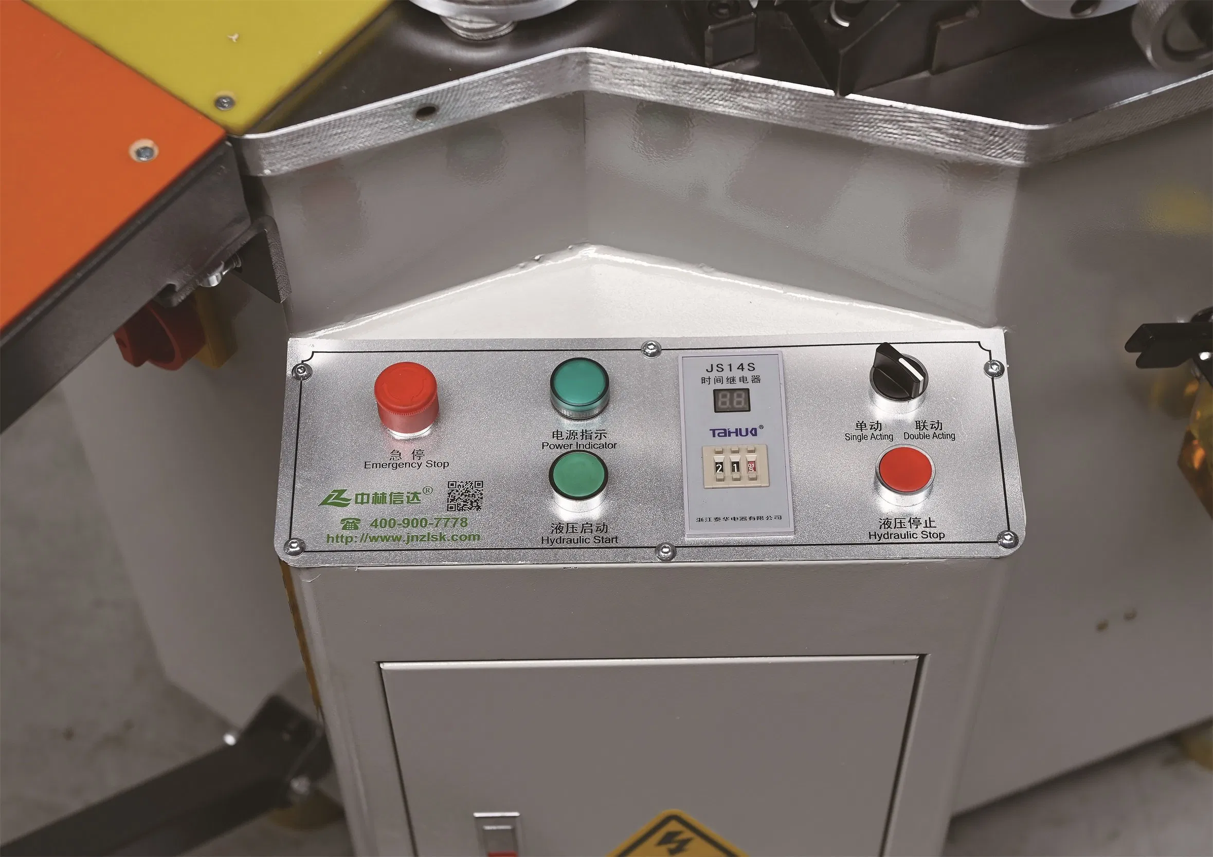 Lzj-a-120 Corner Crimping Machines Are Used for The Corner Bracket Type Riveting Connection of Aluminum Doors and Windows.