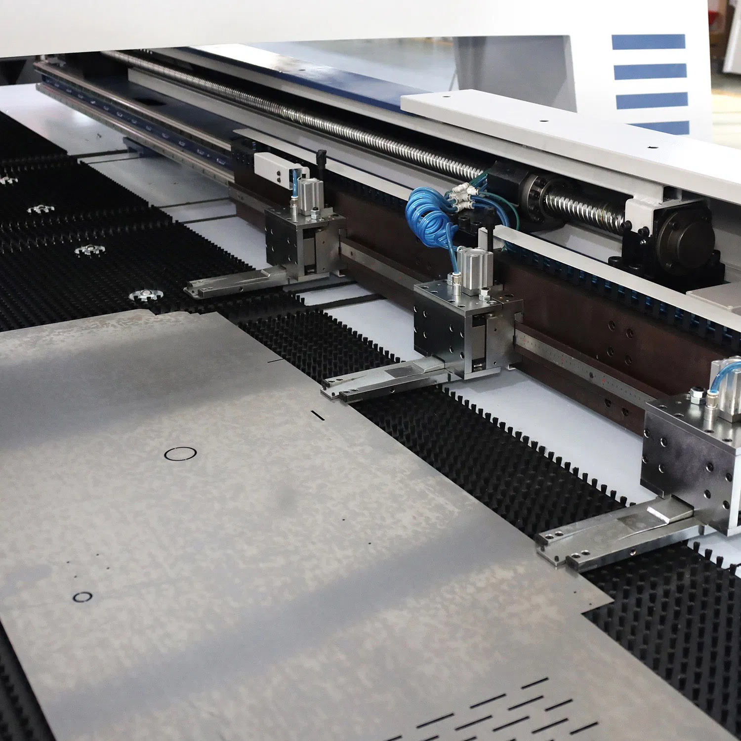 1500mm Aluminum Plate Batch Cutting Drilling Punching Machine for Curtain Wall Factory