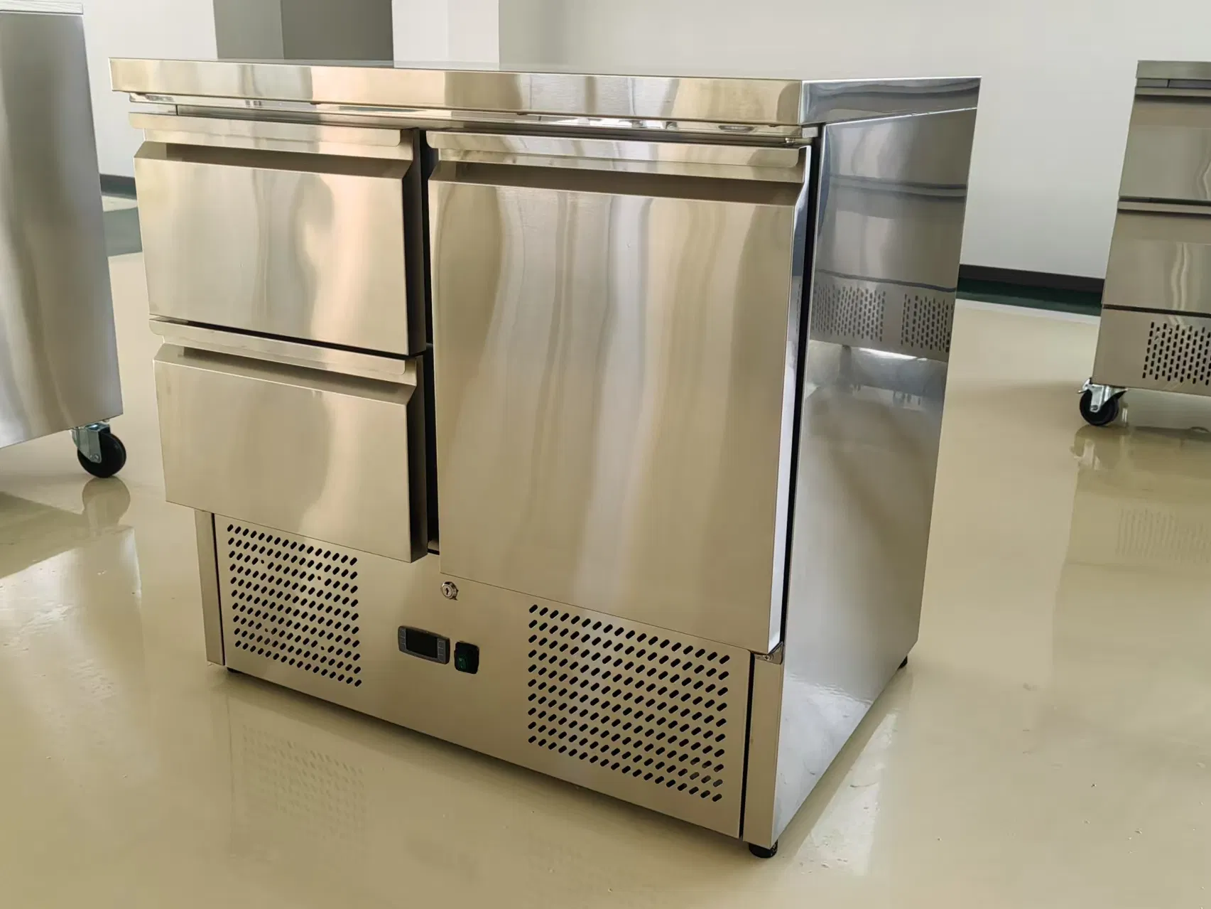 EU Stainless Steel Commercial Kitchen Ventilated Back Bar Counter Cooler with Top Workbench Hc Free Refrigerator Used for Salad/Sandwich/Pizza Display and Stock