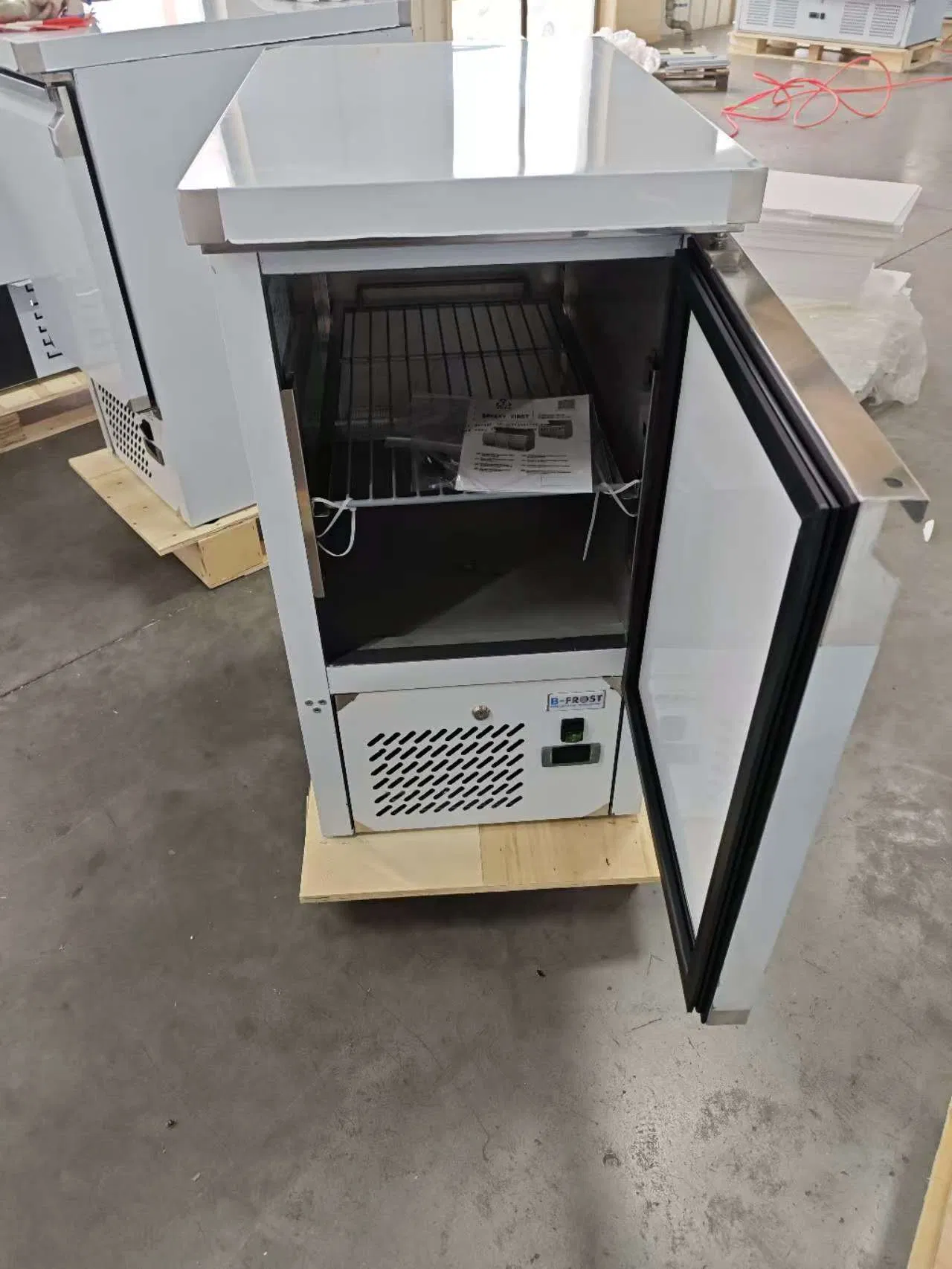 EU Stainless Steel Commercial Kitchen Ventilated Back Bar Counter Cooler with Top Workbench Hc Free Refrigerator Used for Salad/Sandwich/Pizza Display and Stock