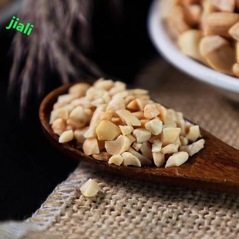 صلصة غمس الفول السوداني الحارة الأصلية مع مكونات فتات الفول السوداني المخبوزة التجارية
