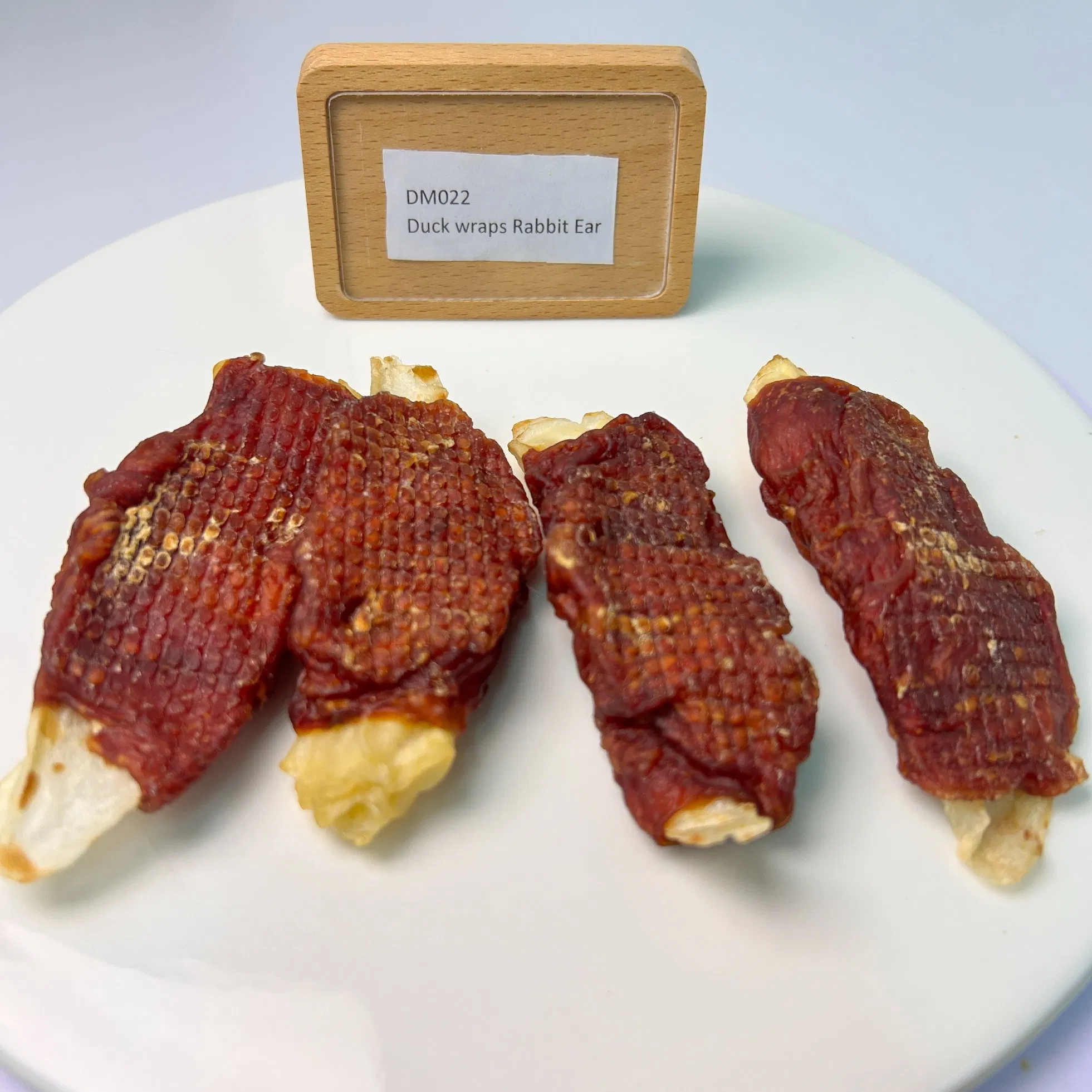 Bocadillos para perros de envoltura de pato ricos en proteínas y sin granos con oreja de conejo