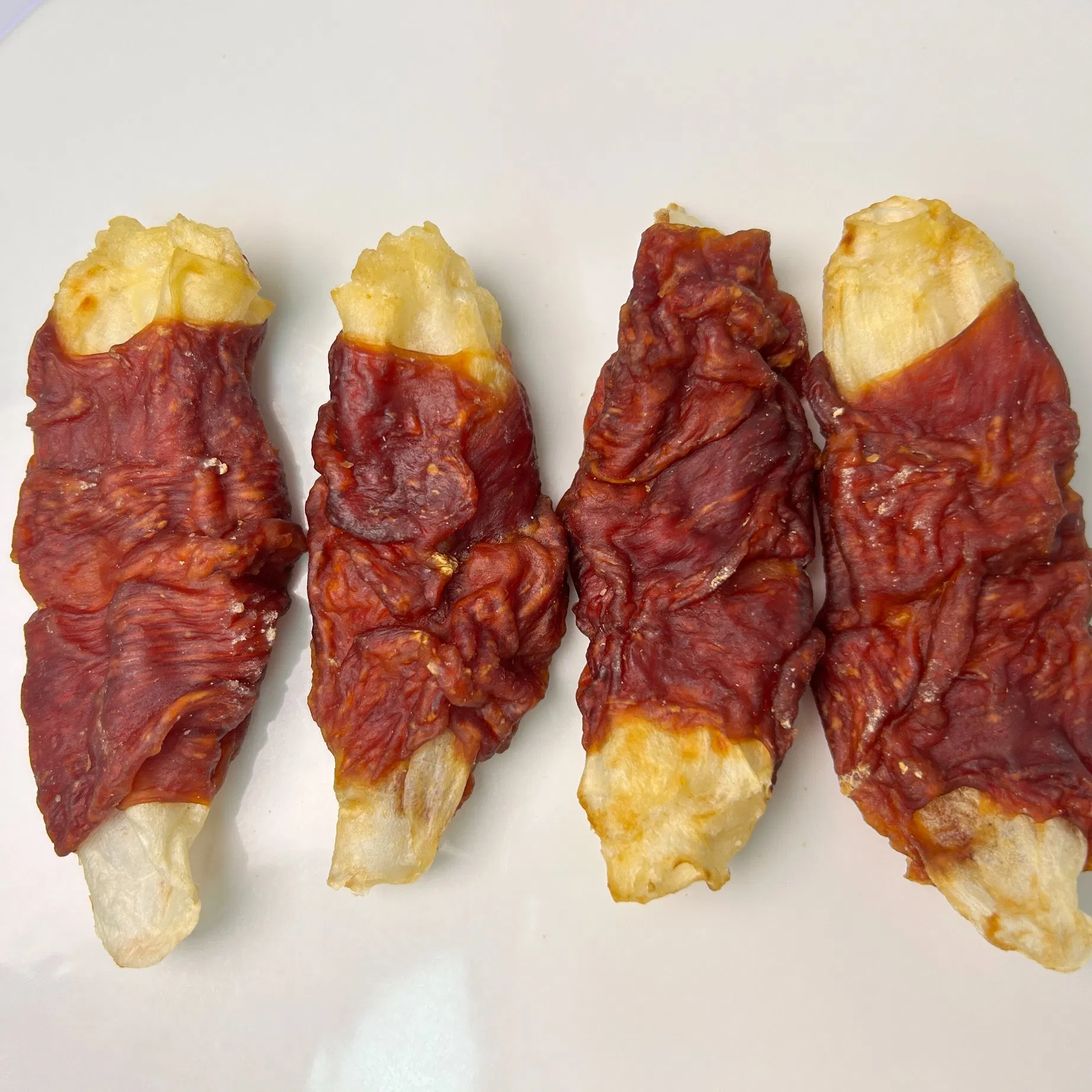 Bocadillos saludables de pato deshidratado envueltos en oreja de conejo para perros