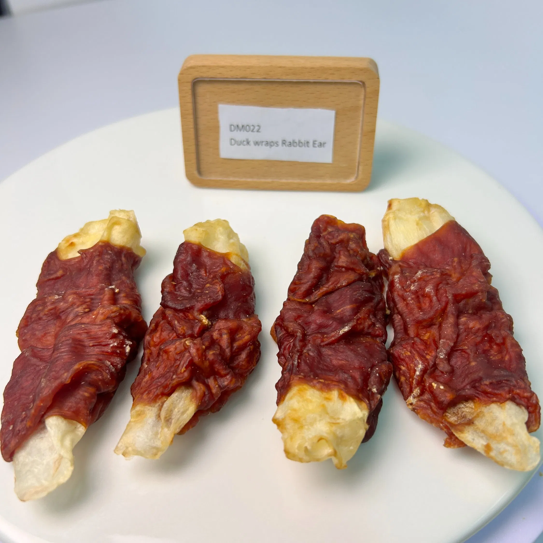 Bocadillos para perros de envoltura de pato ricos en proteínas y sin granos con oreja de conejo