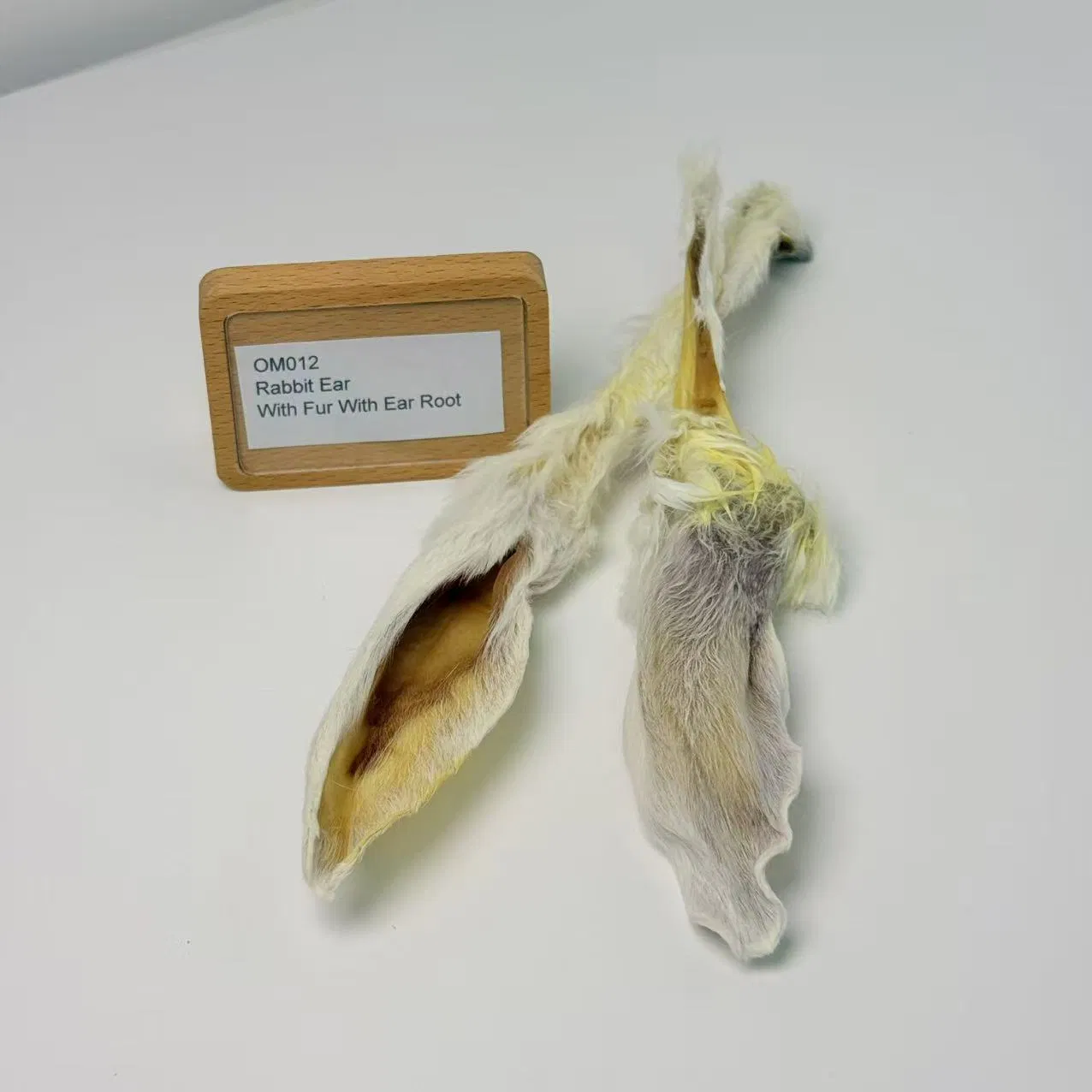 Om012 Oreja de conejo con pelo y raíz de oreja, snack natural para masticar para todos los perros