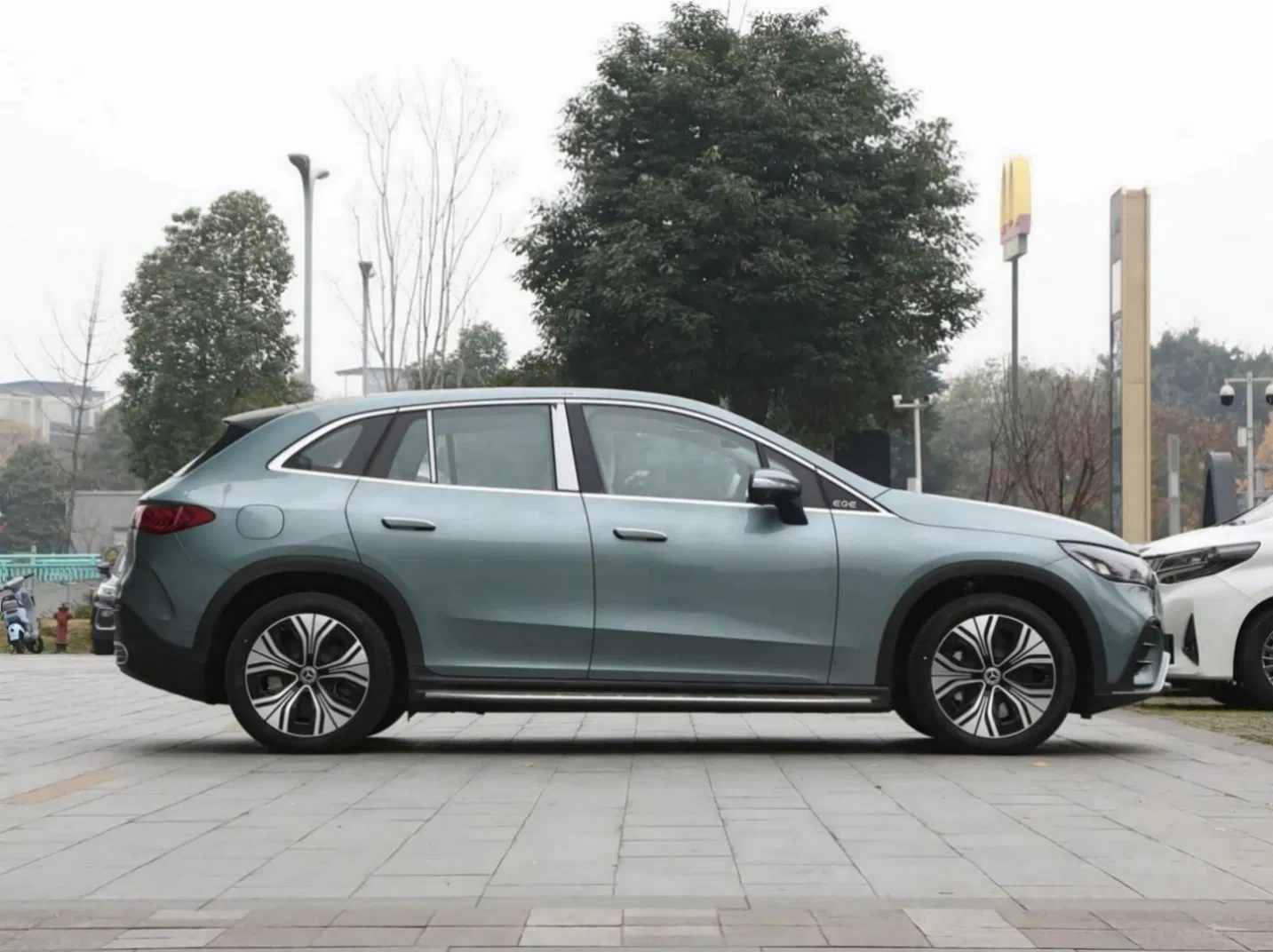 609km Precio de fábrica práctico vehículo eléctrico usado Mercedes Benz Eqe para flota