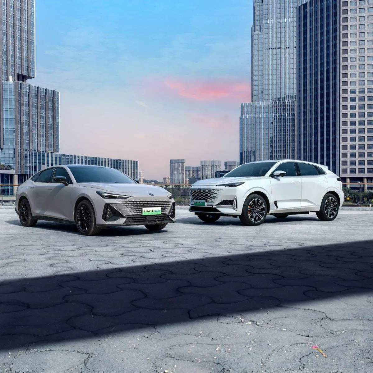 Sino Uni-V Idd Nuevos Vehículos Eléctricos de Energía China Mayoristas 5-Door 5-Passenger Hatchback Mini Vehículo Eléctrico Gris Oscuro Negro Blanco Gris Claro Vehículo SUV Eléctrico