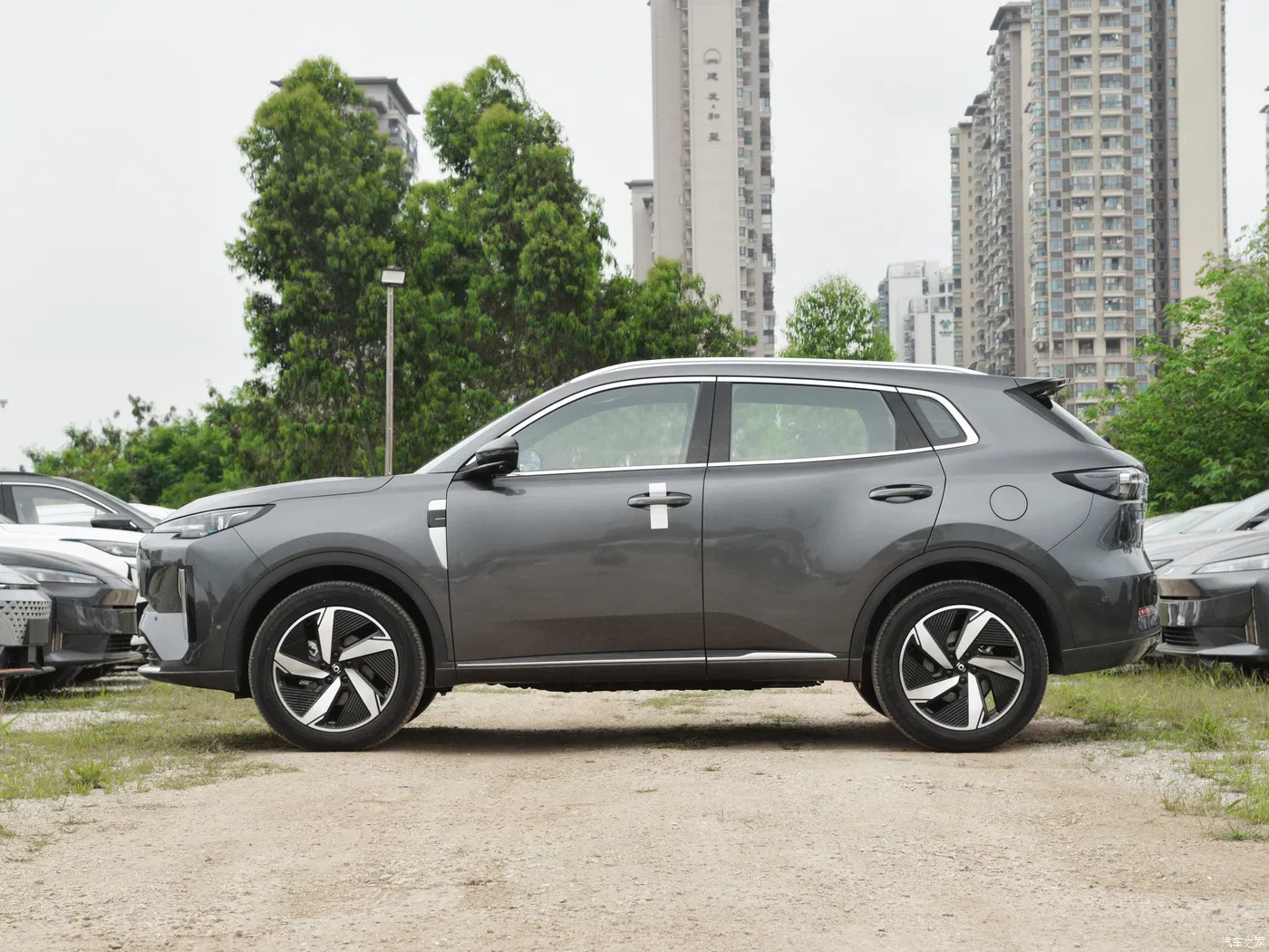 SUV compacto híbrido enchufable Changan Qiyuan Q05 - Coche eléctrico mini para un transporte eficiente en China