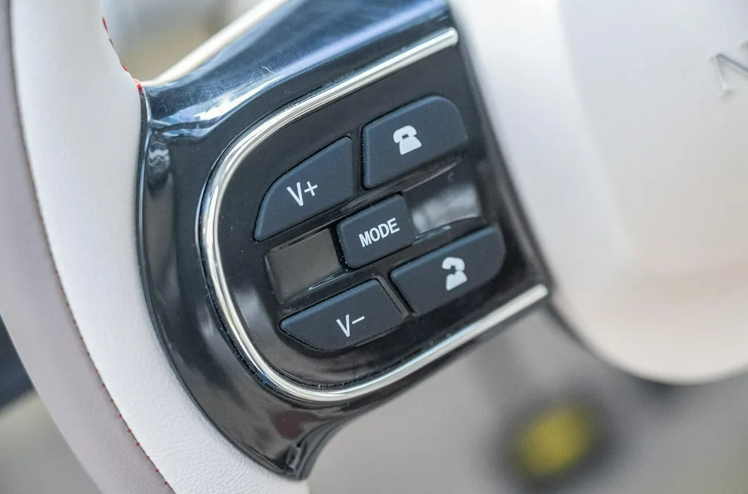 Coche Eléctrico Mini Asequible Nuevo Vehículo Automotor para Desplazamientos Urbanos Ecológicos con 5 Puertas