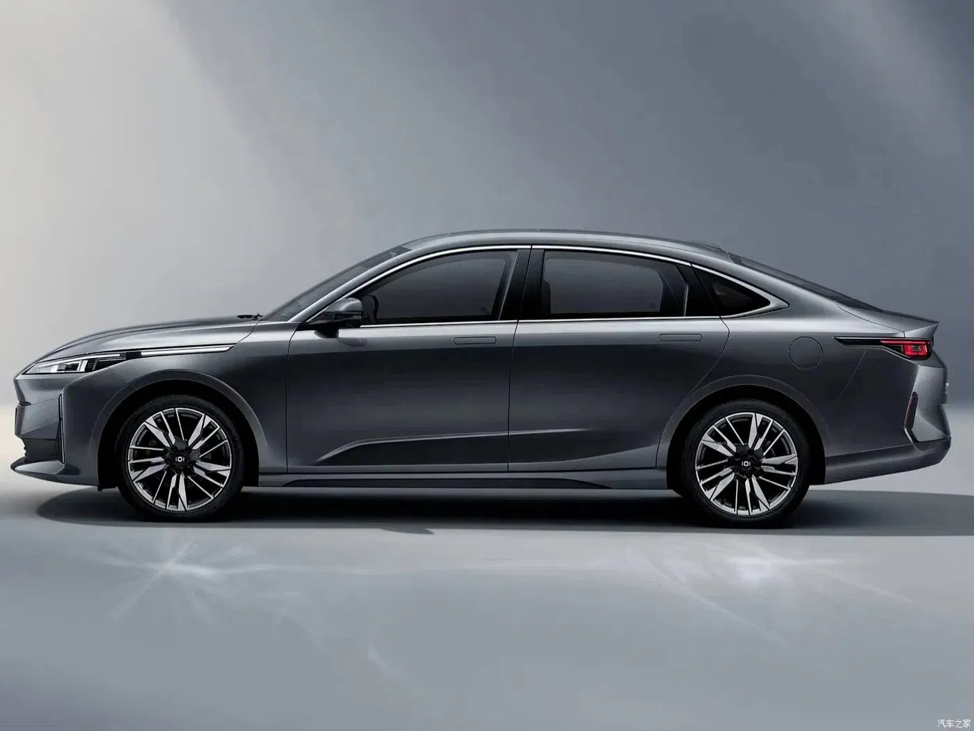 Changan Qiyuan Origen A05 Vehículo Eléctrico Híbrido Enchufable 1.5L Sedán de Nueva Energía Coche EV Estructura de Carrocería Hatchback de Dirección Izquierda