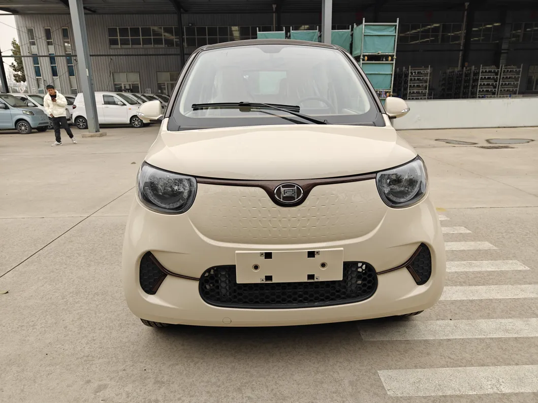 Fotos detalladas del vehículo eléctrico 4