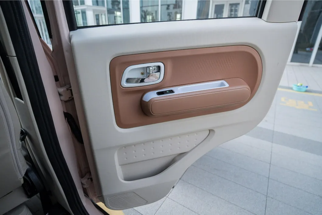 Coche Eléctrico Mini Asequible Nuevo Vehículo Automotor para Desplazamientos Urbanos Ecológicos con 5 Puertas