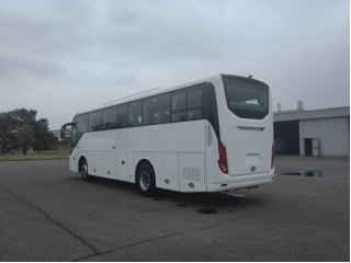 Vehículo comercial totalmente eléctrico para transporte masivo que transporta cómodamente a cincuenta pasajeros con alta velocidad y capacidad de larga distancia