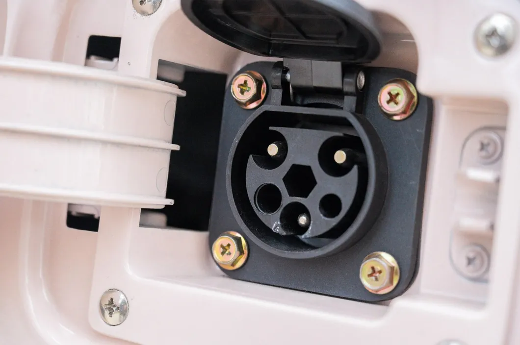 Detalle de la consola y pantalla táctil del coche eléctrico Panda