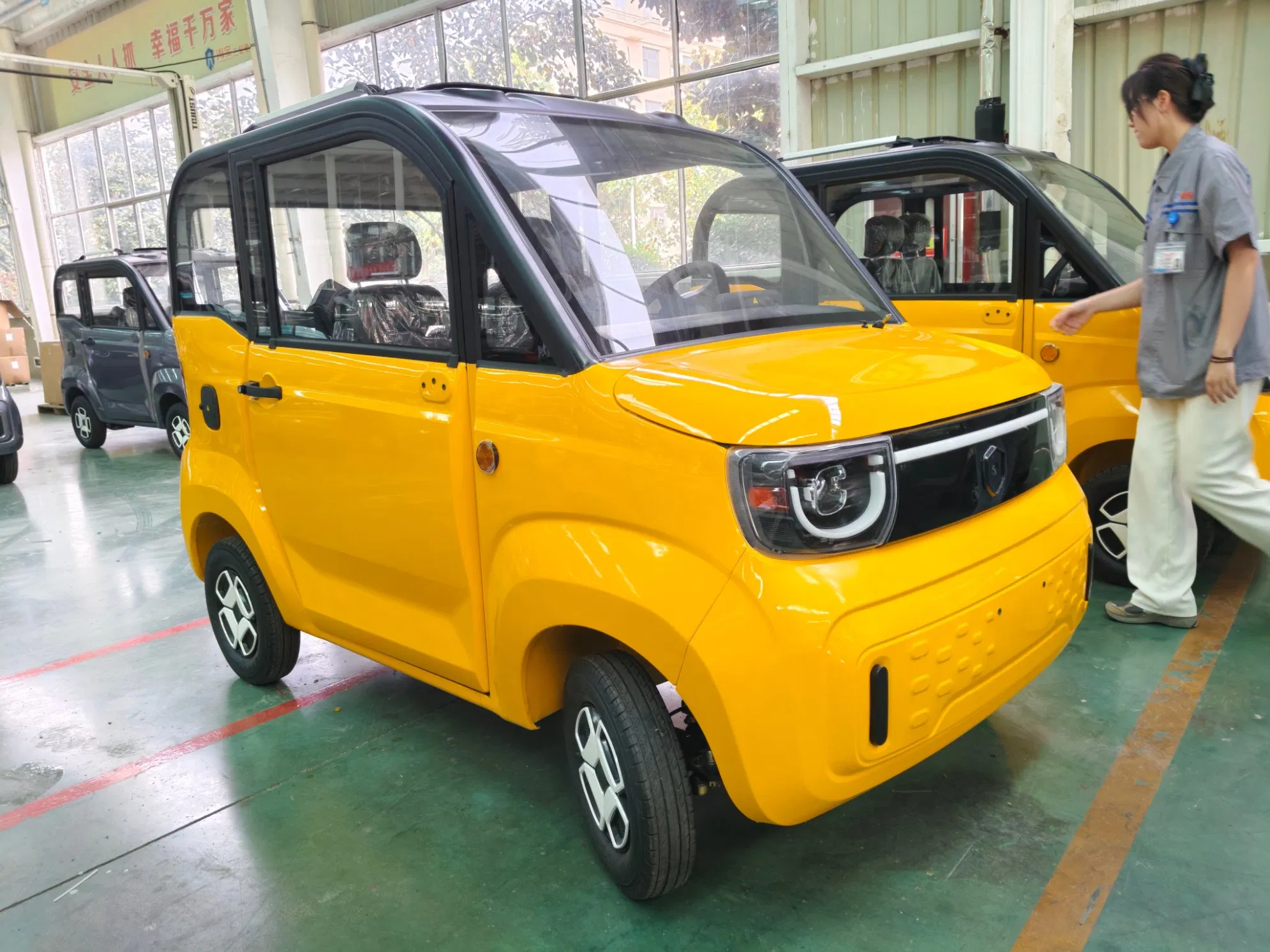 Vehículo eléctrico de cuatro ruedas completamente cerrado y de baja velocidad para uso tanto de pasajeros como de carga, también conocido como scooter de movilidad para personas mayores
