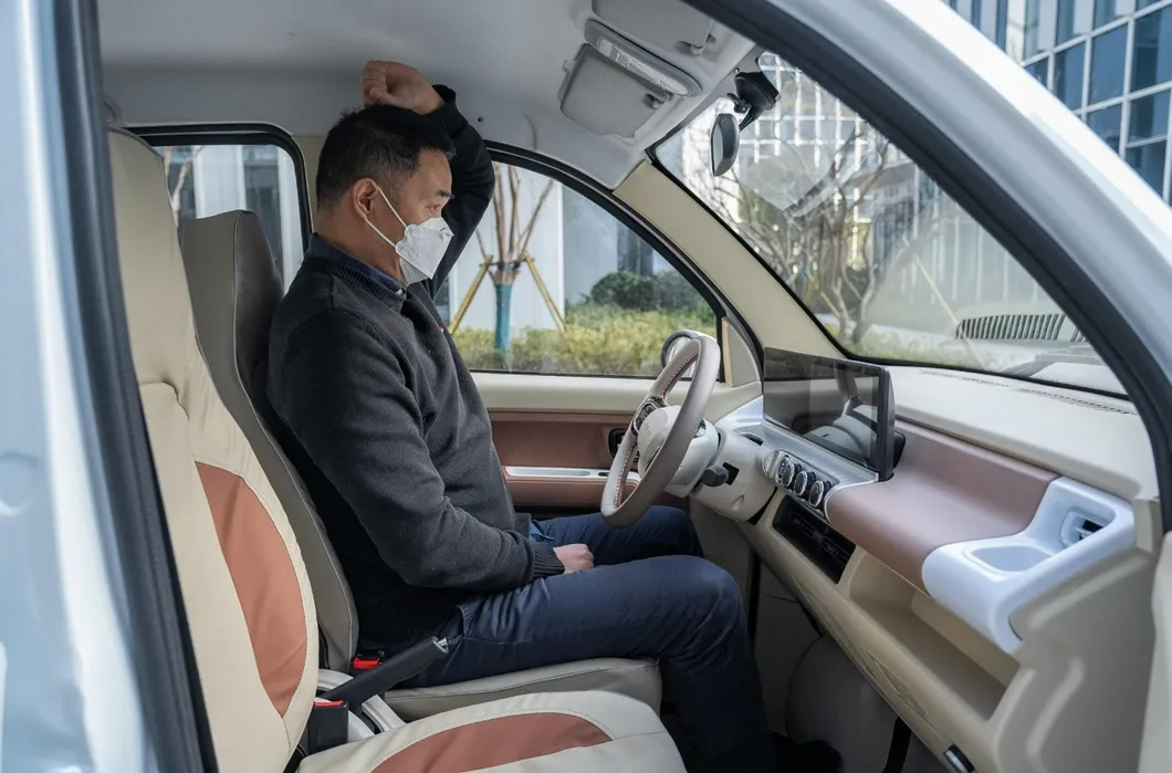 Coche Eléctrico Mini Asequible Nuevo Vehículo Automotor para Desplazamientos Urbanos Ecológicos con 5 Puertas