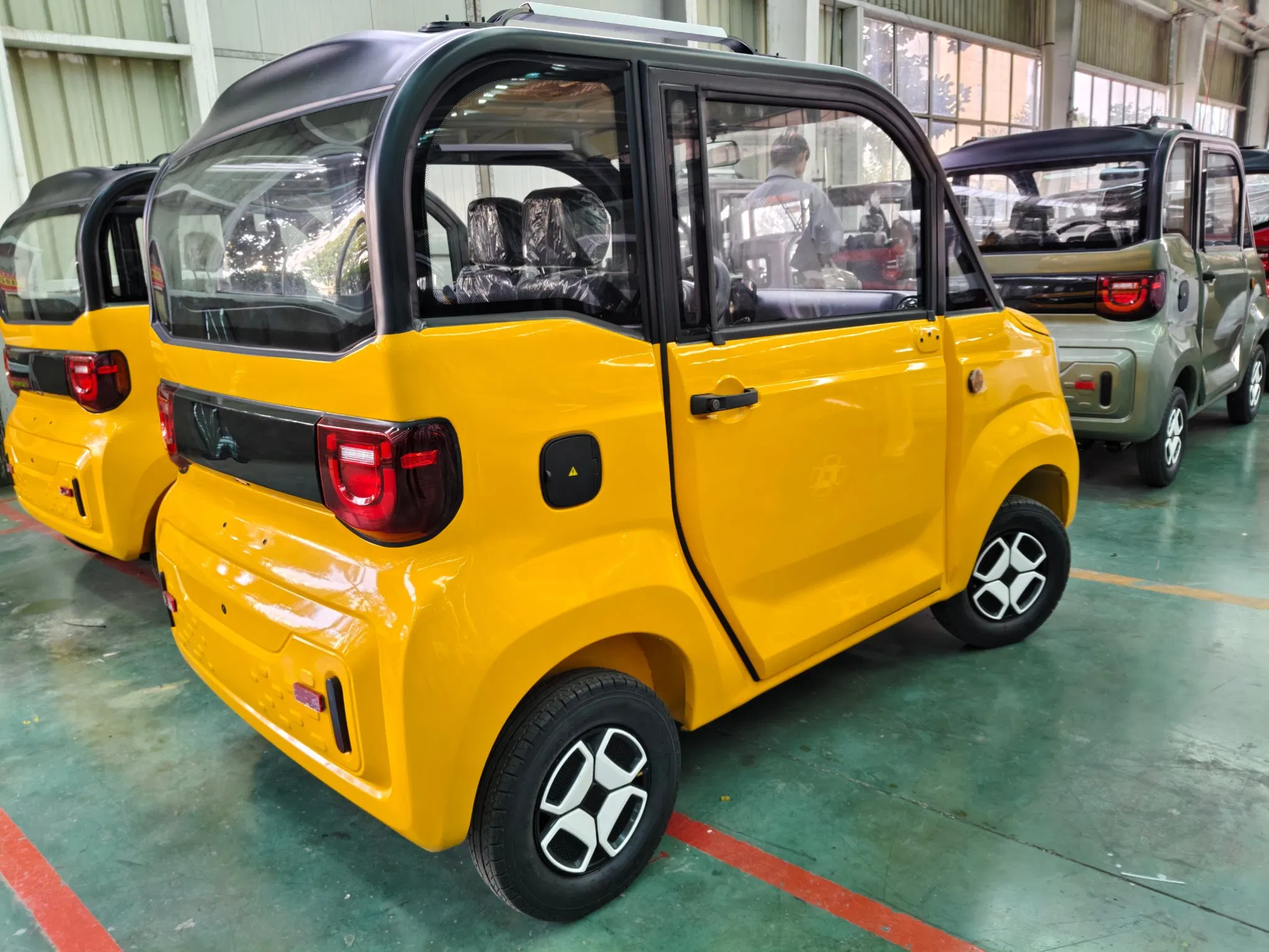Vehículo eléctrico de cuatro ruedas completamente cerrado y de baja velocidad para uso tanto de pasajeros como de carga, también conocido como scooter de movilidad para personas mayores