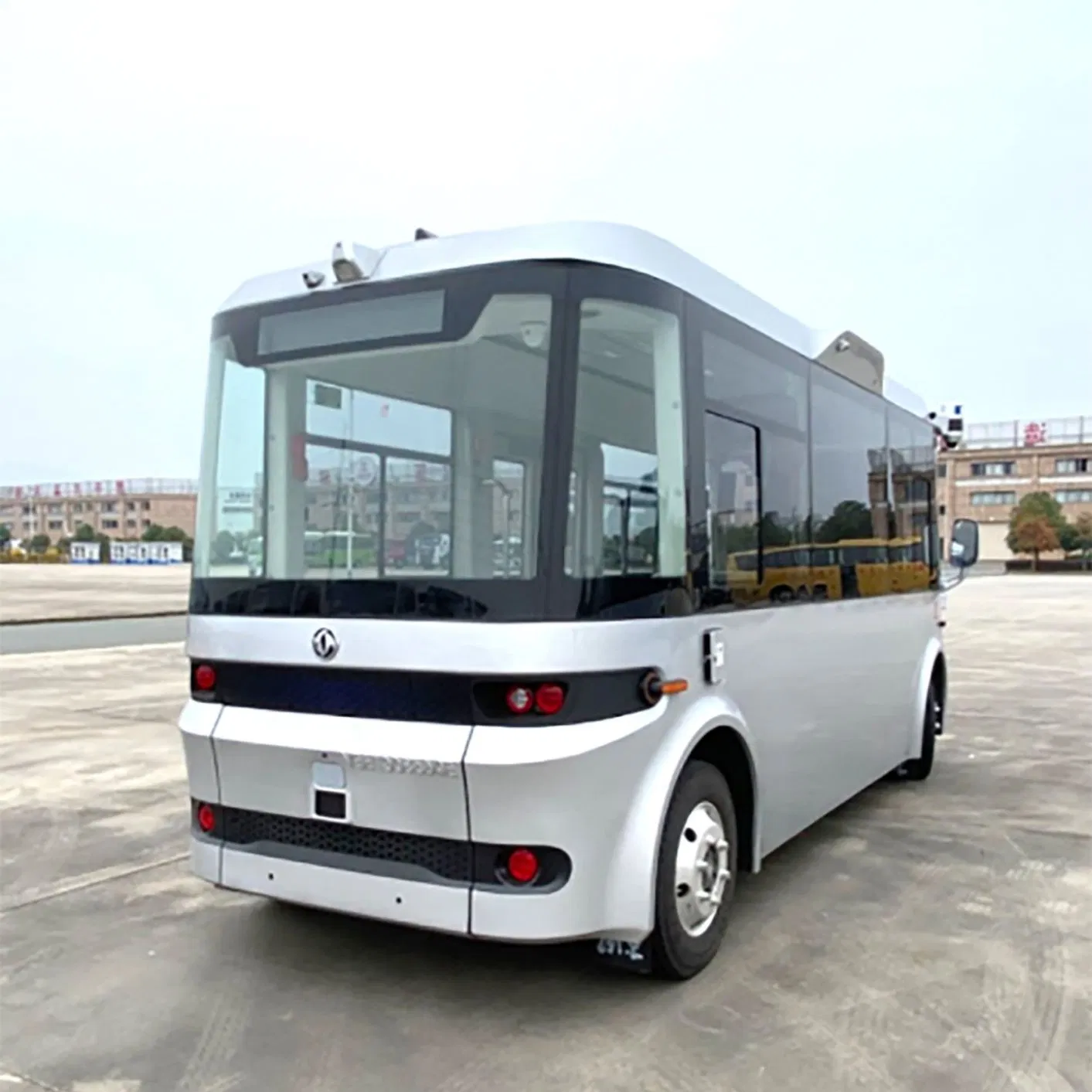 Vehículo comercial ligero moderno con un refrigerador y silla de negocios tapizada asegura un viaje agradable para los diecinueve pasajeros