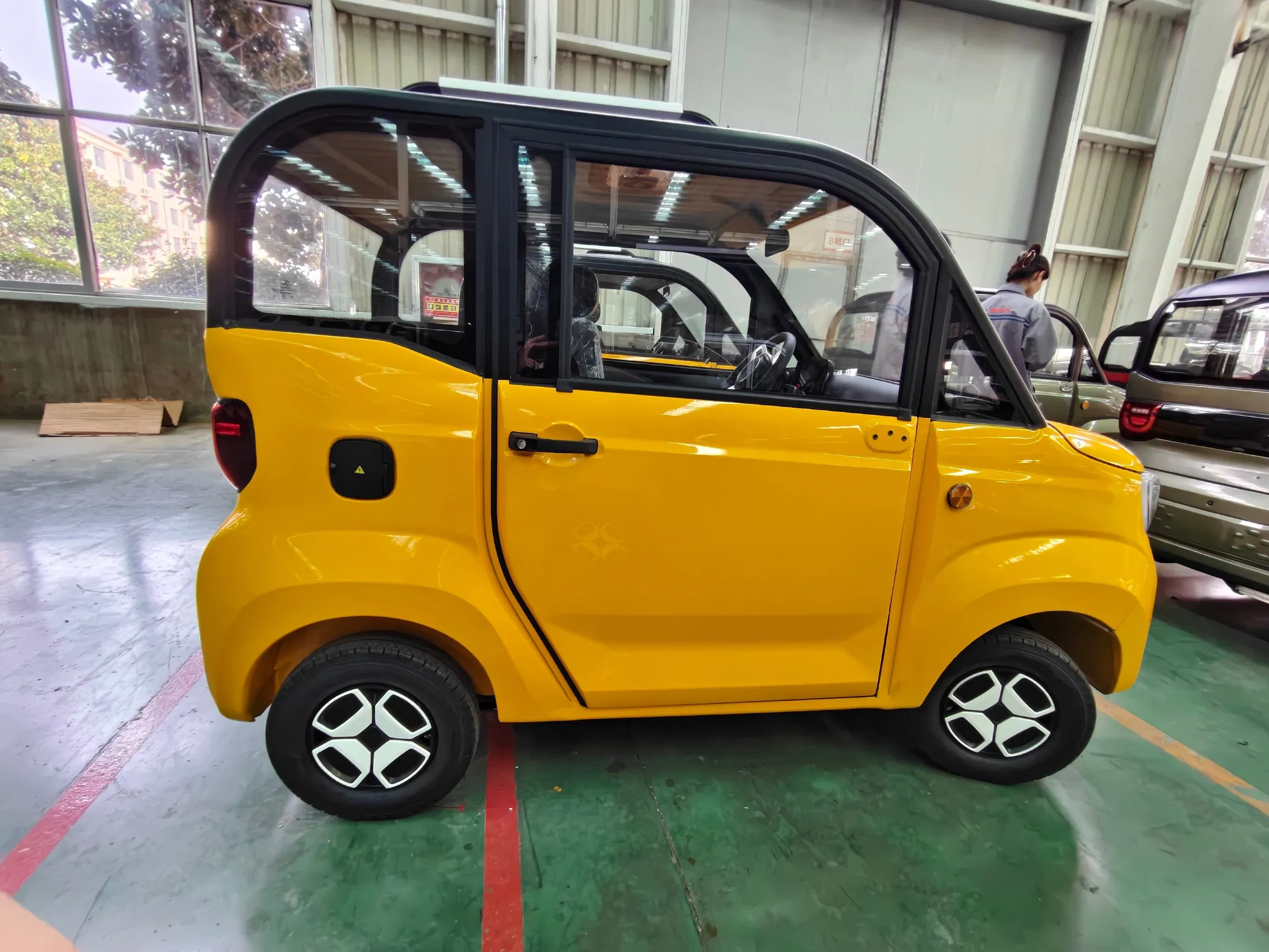 Vehículo eléctrico de cuatro ruedas completamente cerrado y de baja velocidad para uso tanto de pasajeros como de carga, también conocido como scooter de movilidad para personas mayores