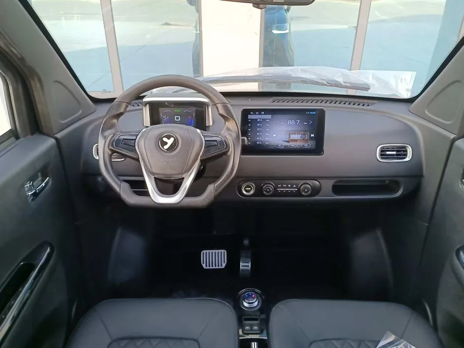Detalle del scooter de movilidad eléctrica de cuatro ruedas