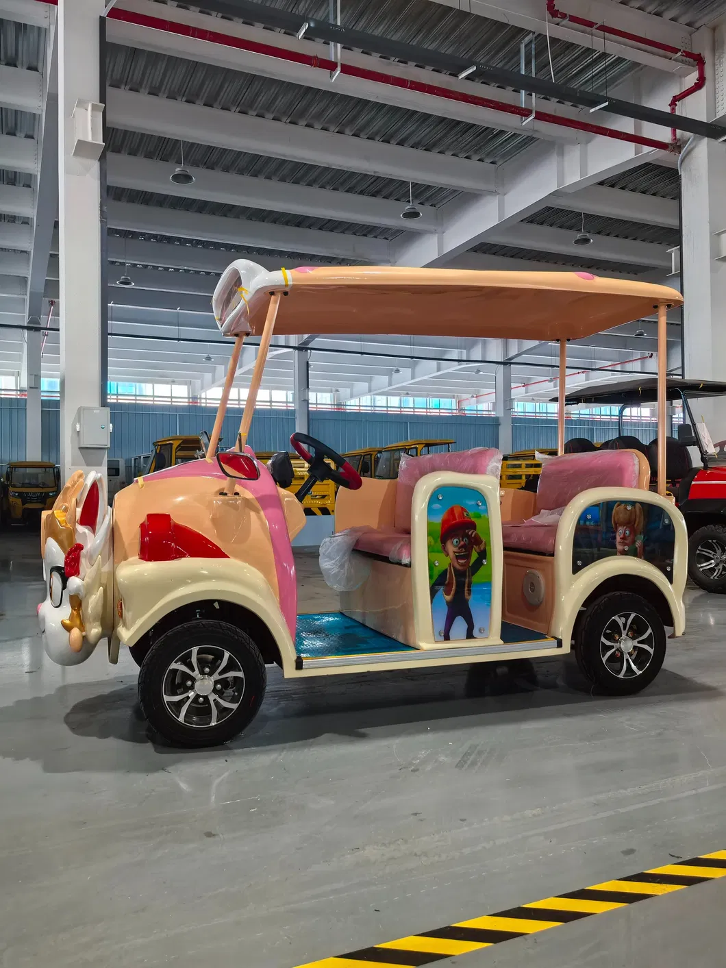 Vehículo autónomo animado de turismo en parque
