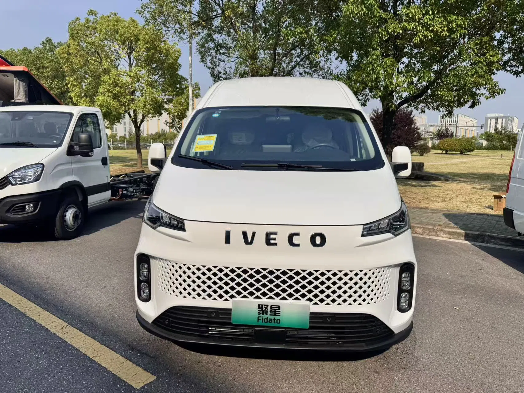 Vehículo comercial de furgoneta eléctrica práctica para servicio de pasajeros