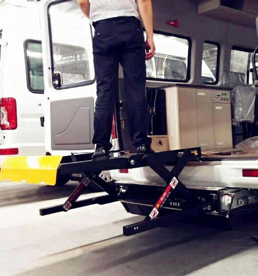 Elevador de silla de ruedas eléctrico certificado CE para ayudar a los pasajeros a subir al vehículo