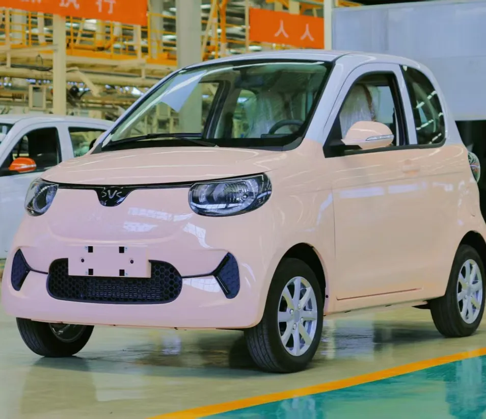 Coche eléctrico inteligente conectado con características de control a través de aplicación móvil