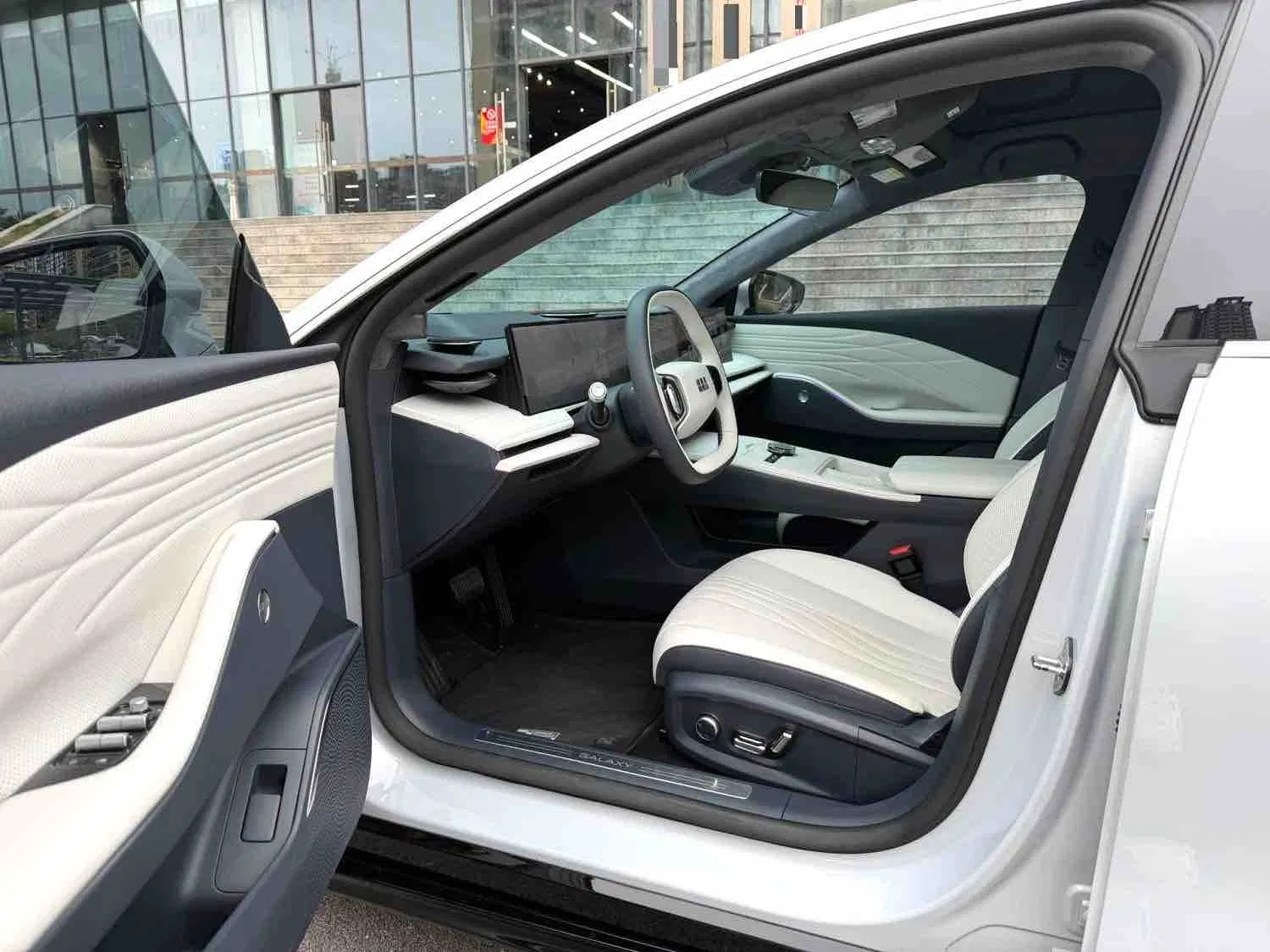 Programa de Comercio Transfronterizo Apoyado por Automóviles: Geely Galaxy E8 Coche Usado Probado Smart Conectado EV con Chip Qualcomm 8295 Sistema de Cabina Inteligente
