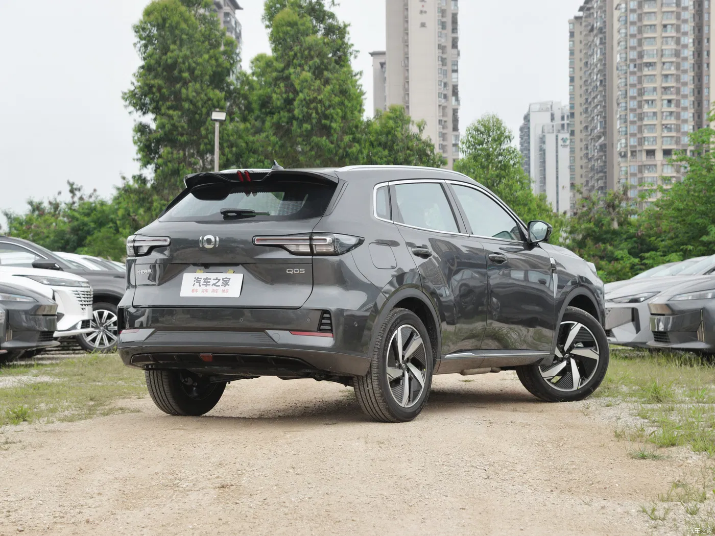 SUV compacto híbrido enchufable Changan Qiyuan Q05 - Coche eléctrico mini para un transporte eficiente en China